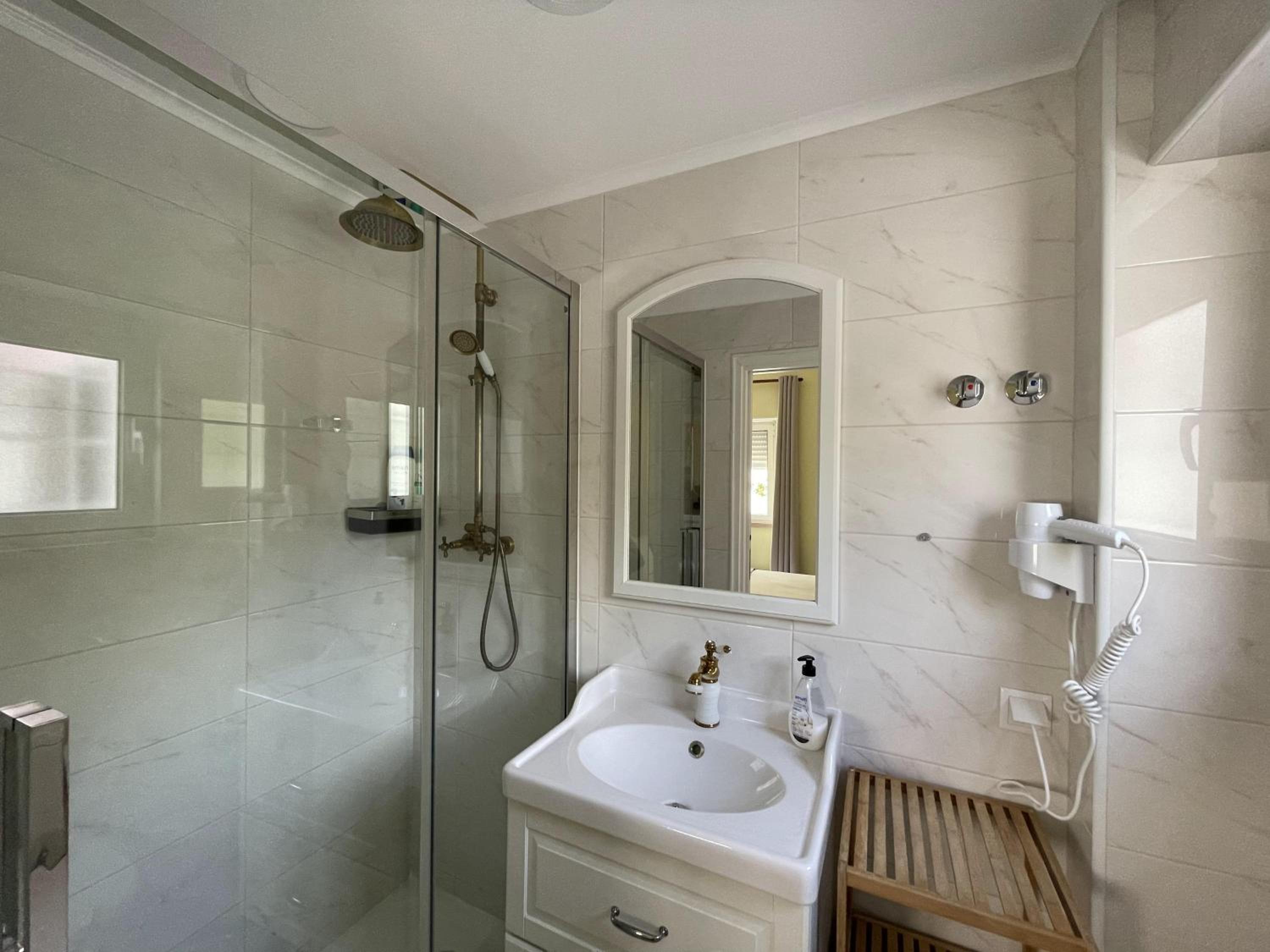 Small Double Room with Private Bathroom - Photo 4