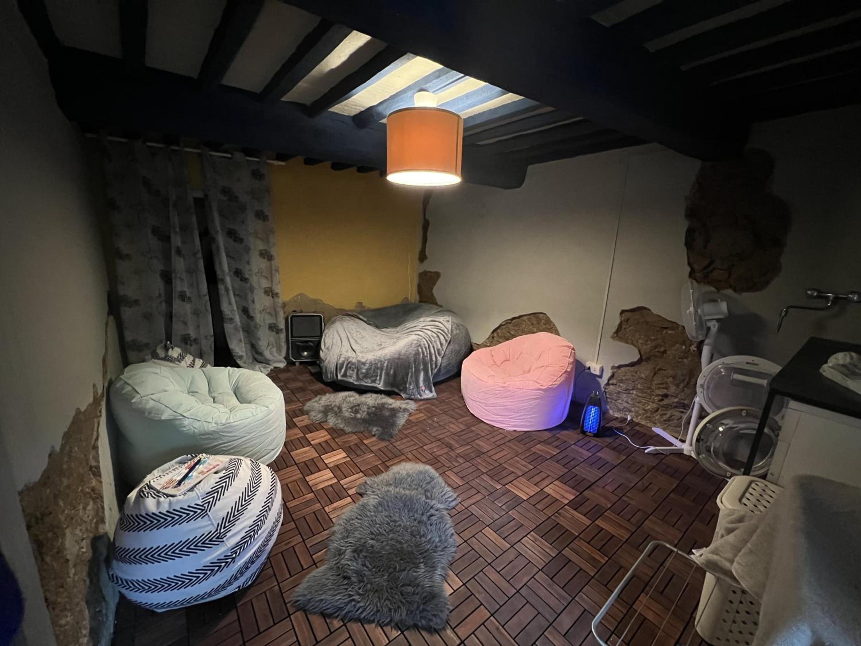 Five-Bedroom House photo 1