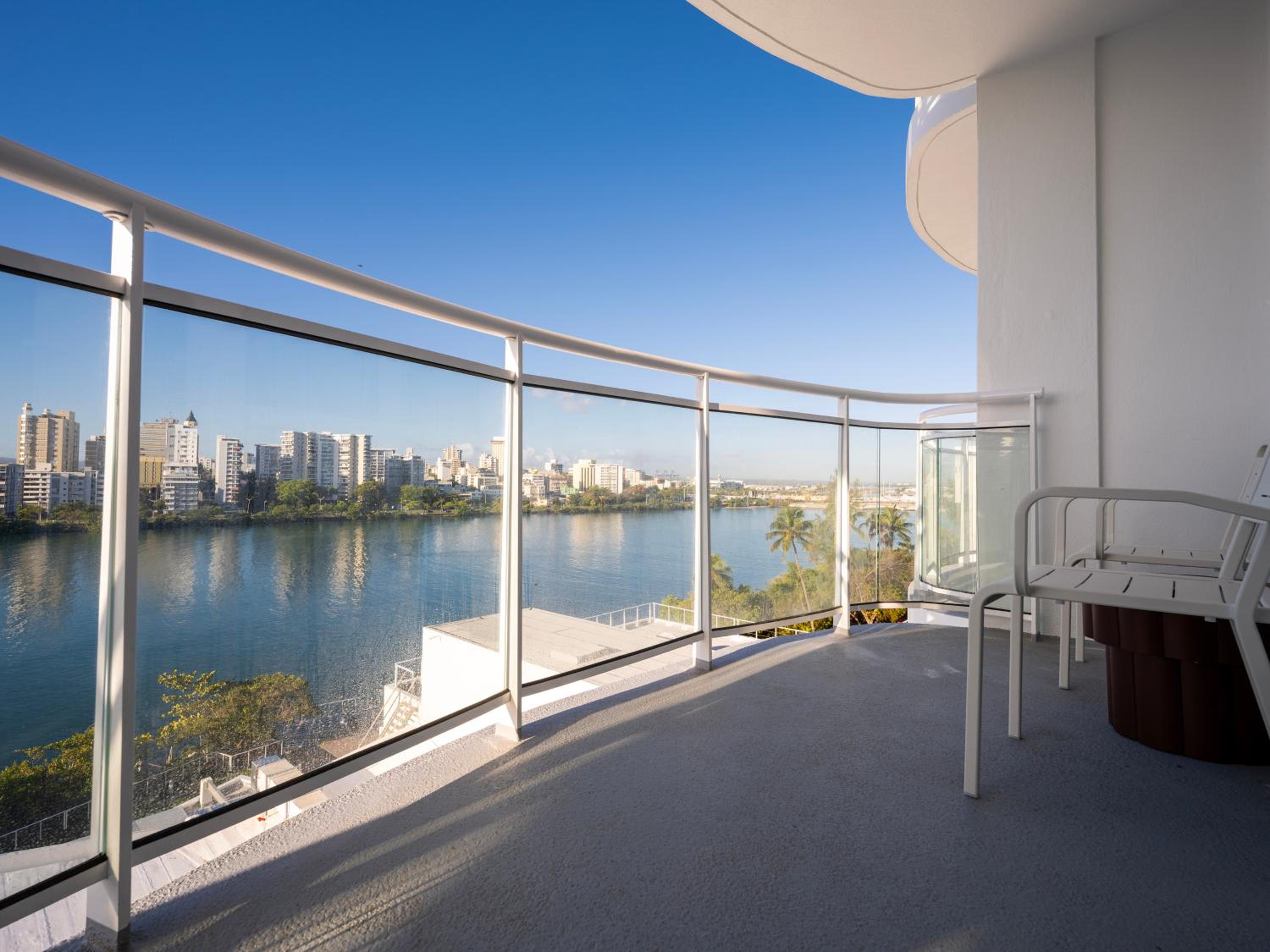 Junior King Suite with Balcony and Bay View - Photo 2