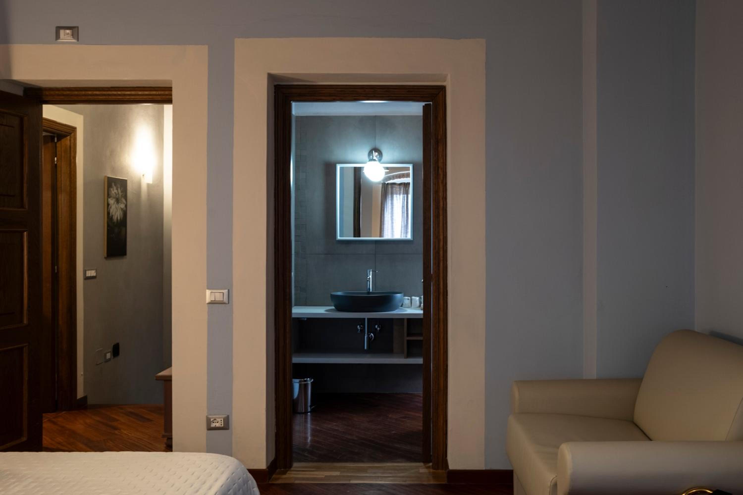 Deluxe Double Room with Extra Bed - Photo 5