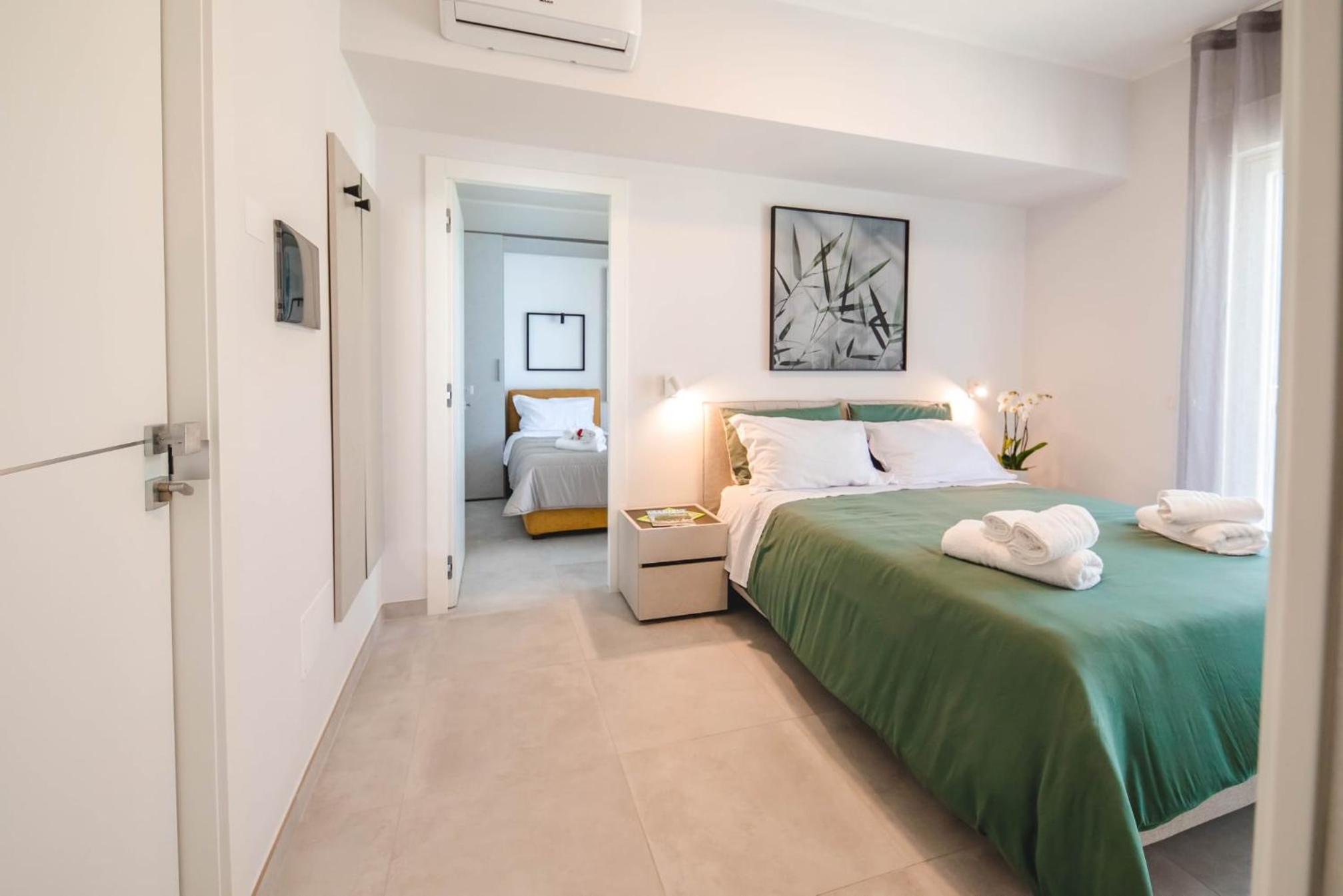 Deluxe Double Room with Side Sea View photo 1