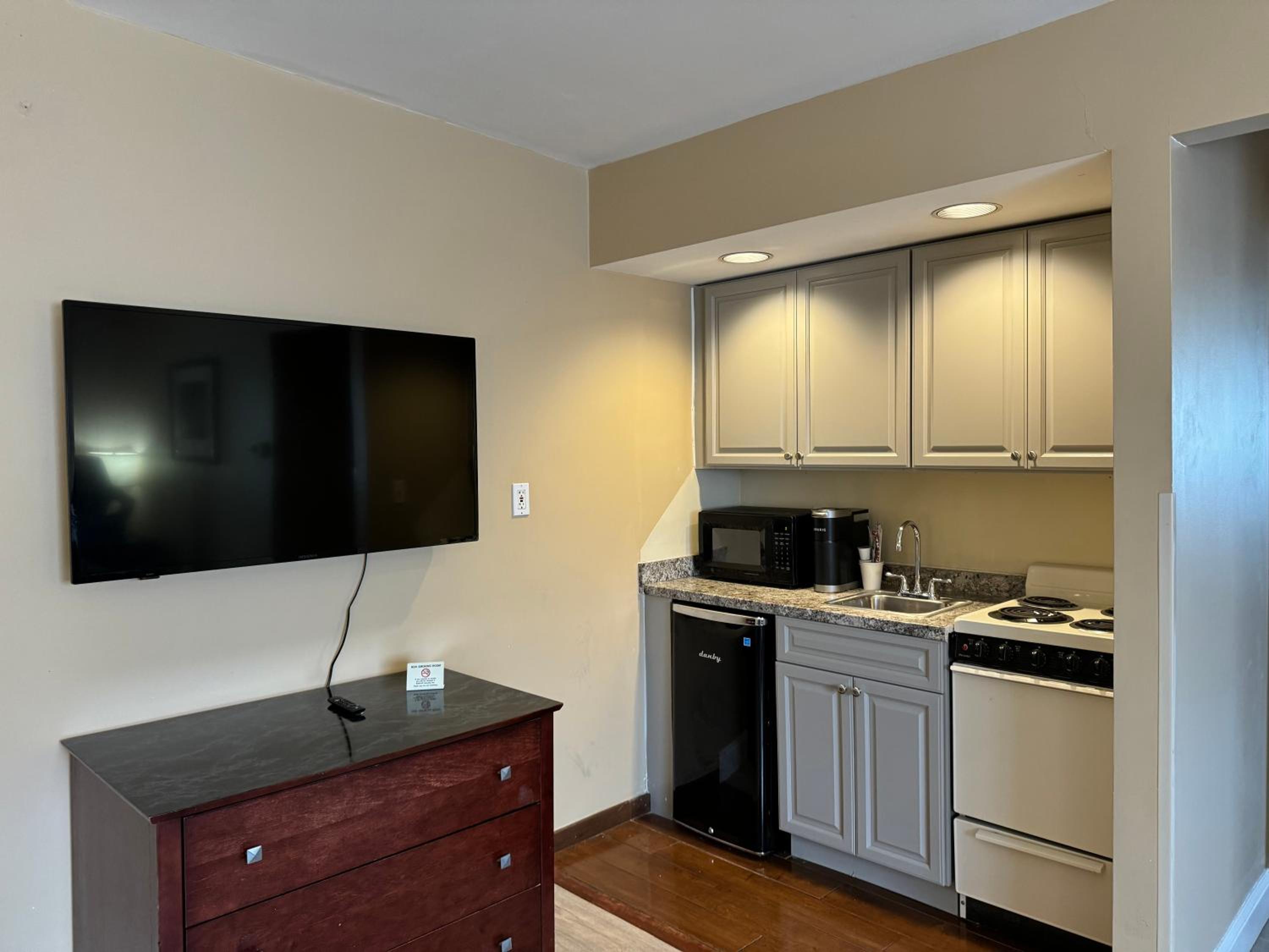 One-Bedroom Apartment - Photo 4
