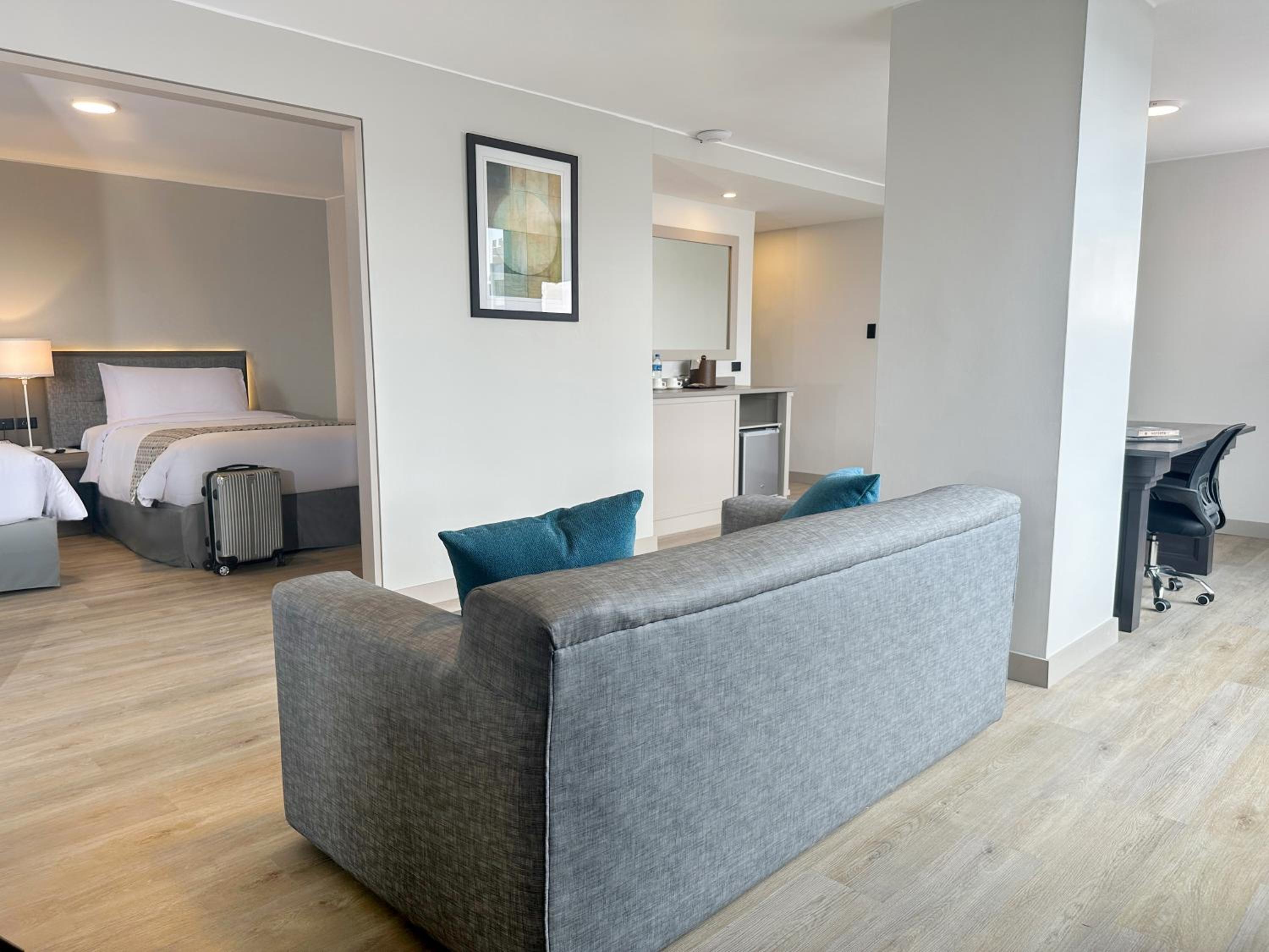 Business Suite with Two Double Beds - Non-Smoking - Photo 5