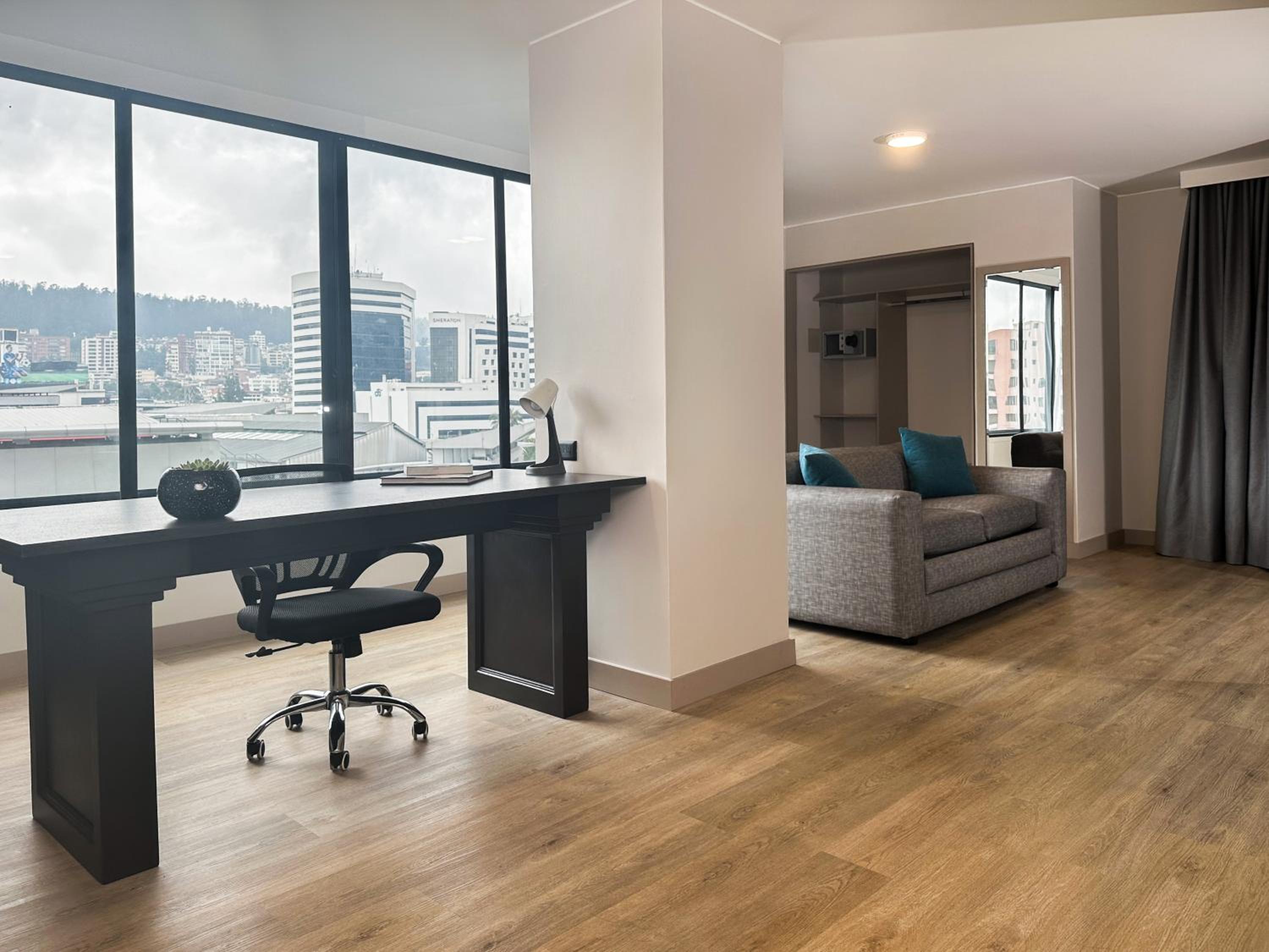 Business Suite with Two Double Beds - Non-Smoking - Photo 4