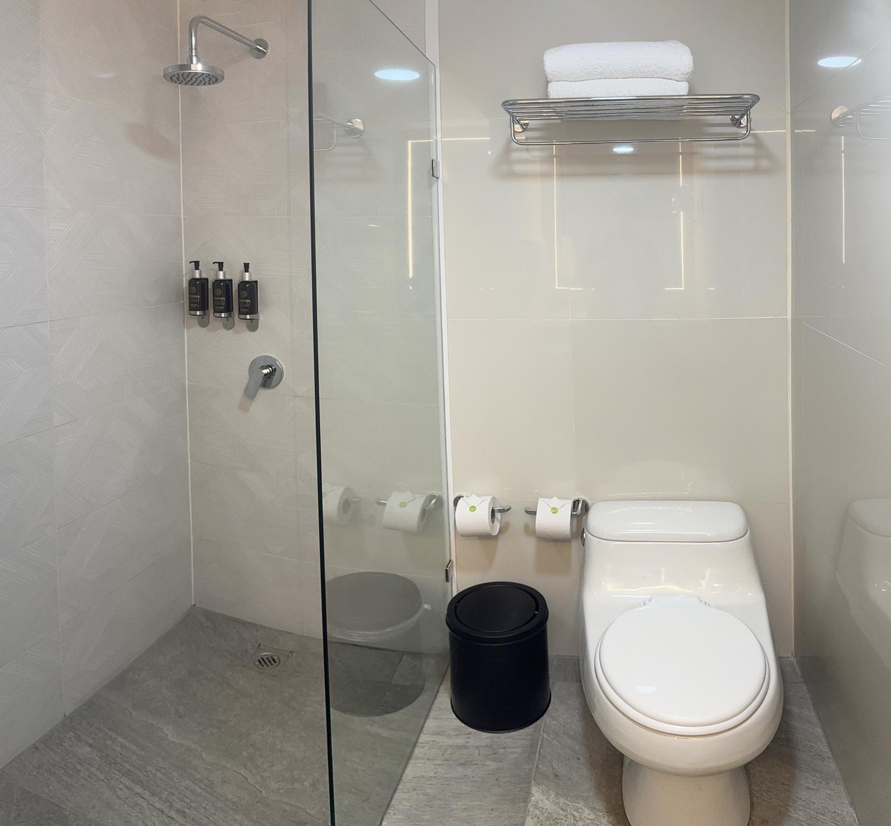 Business Suite with Two Double Beds - Non-Smoking - Photo 6