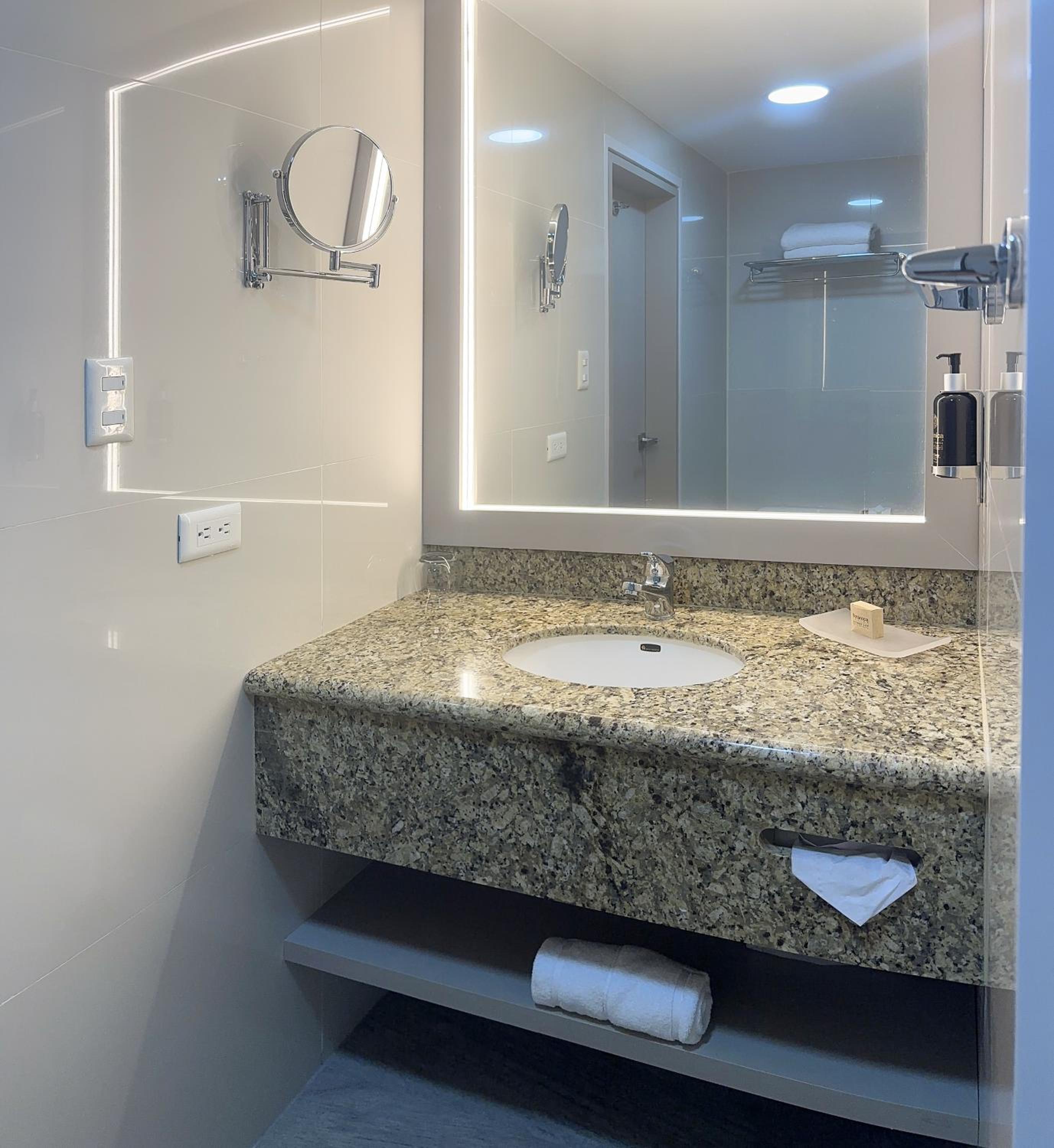 Business King Suite - Non-Smoking - Photo 2