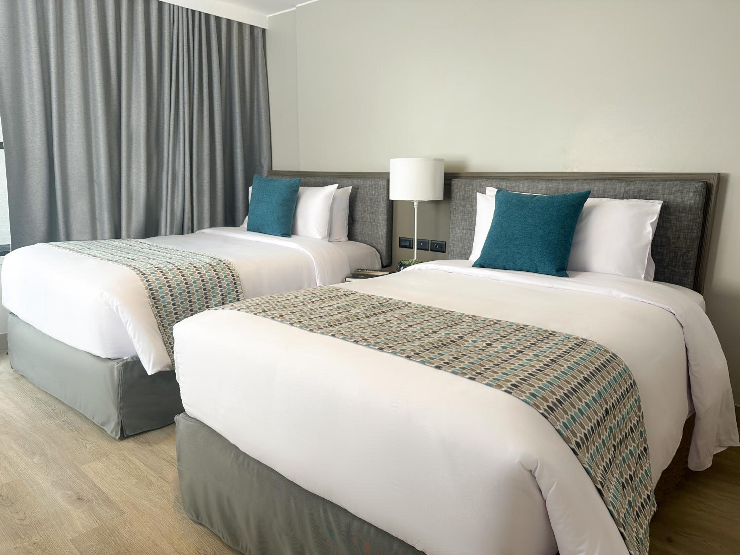 Business Suite with Two Double Beds - Non-Smoking - Photo 2