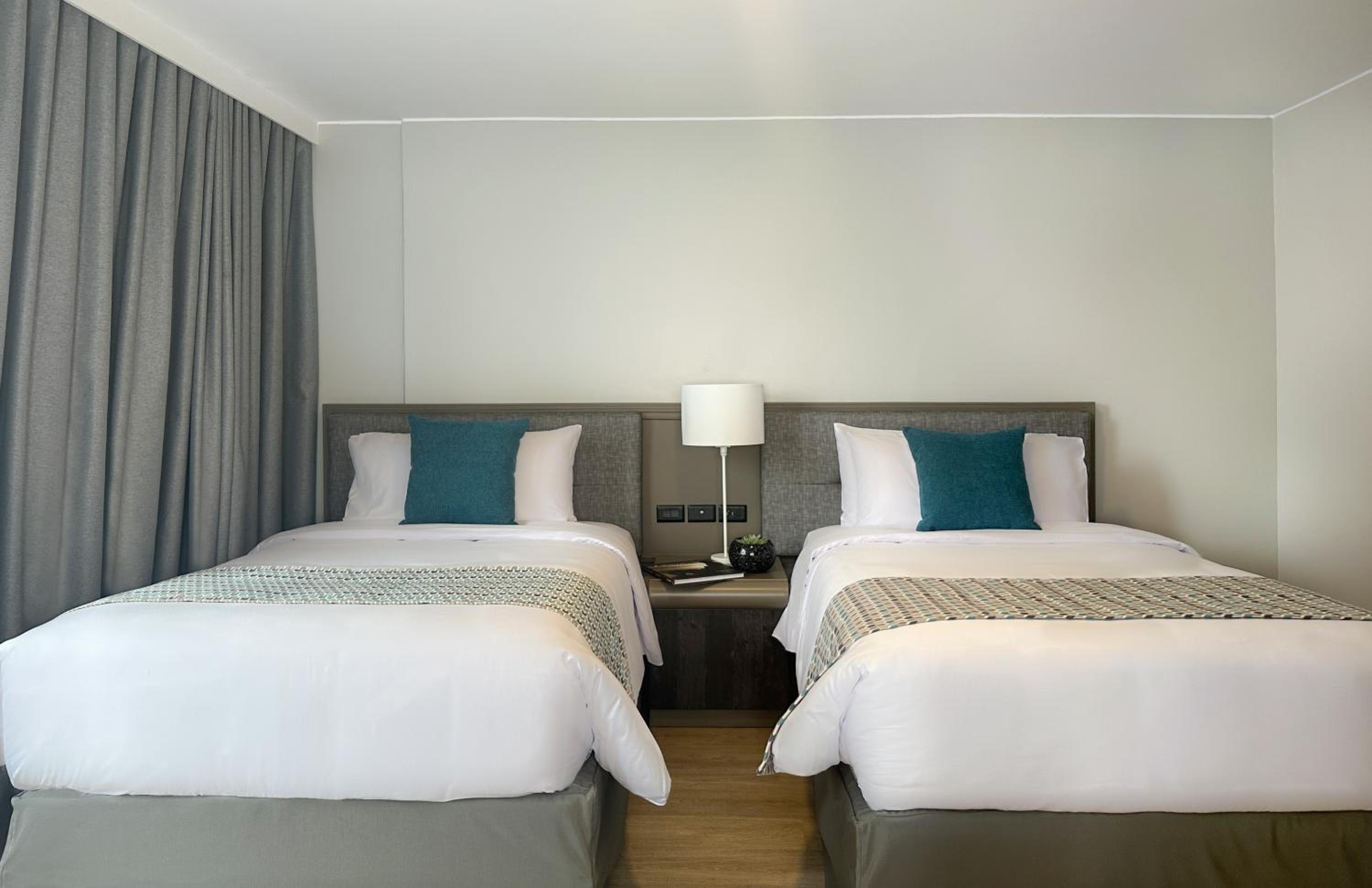Business Suite with Two Double Beds - Non-Smoking - Photo 3
