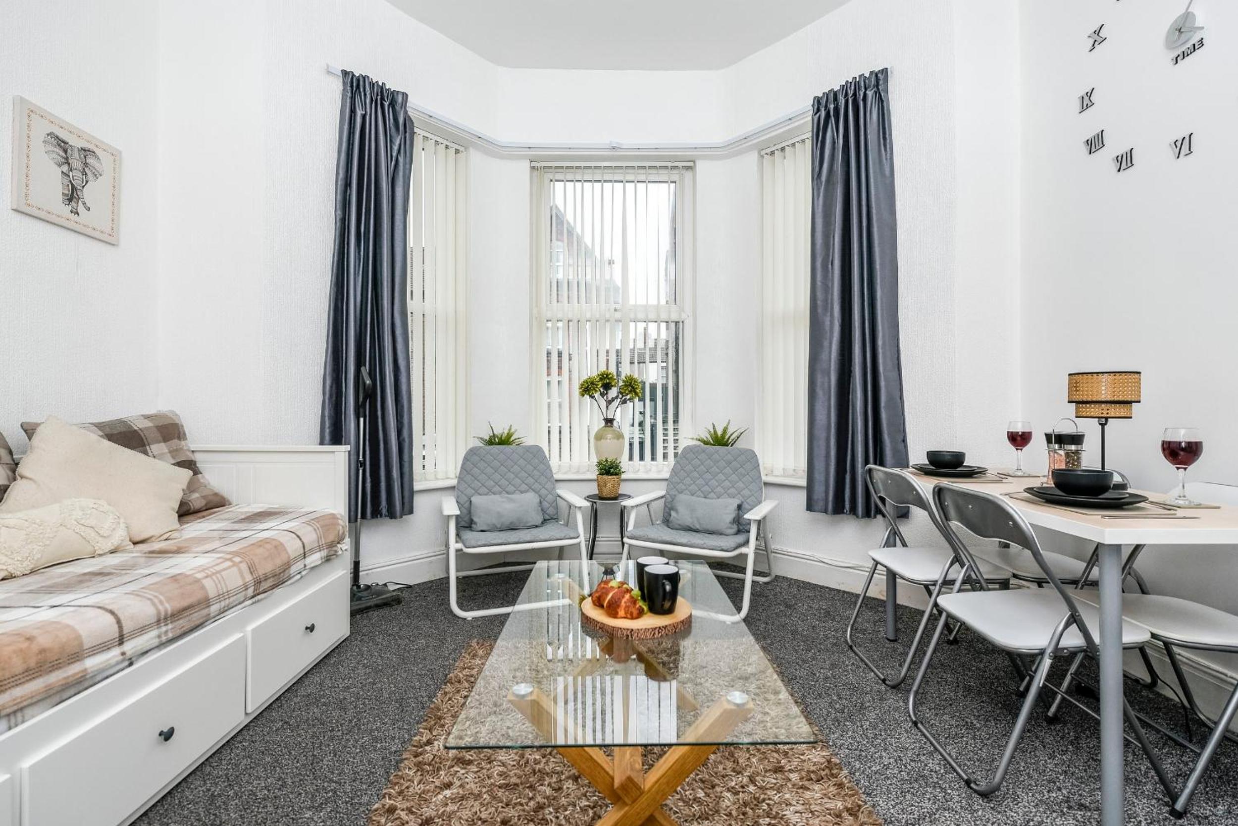 One-Bedroom Apartment photo 1