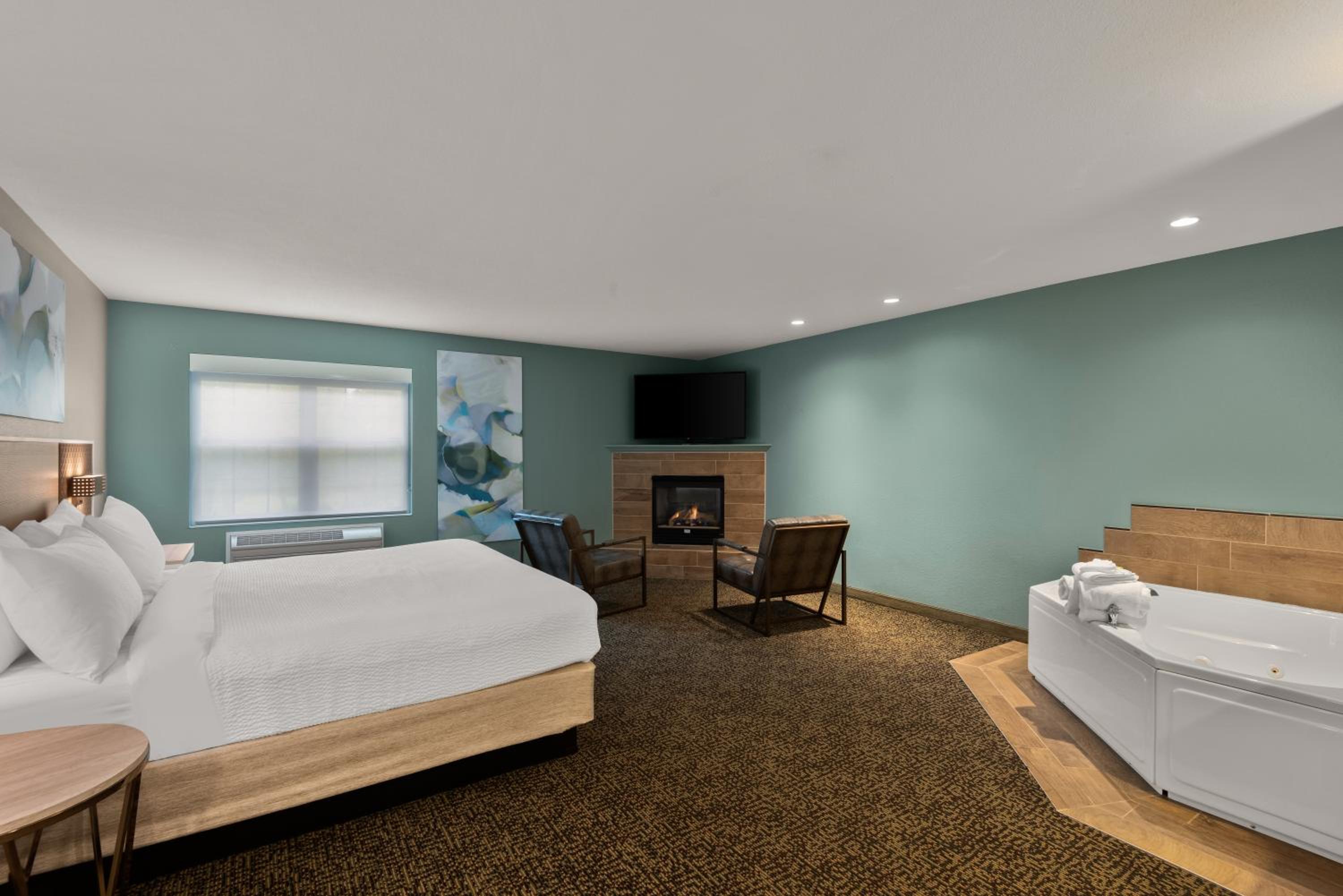 Garden King Suite with Fireplace and Jetted Tub - Non-Smoking - Photo 4