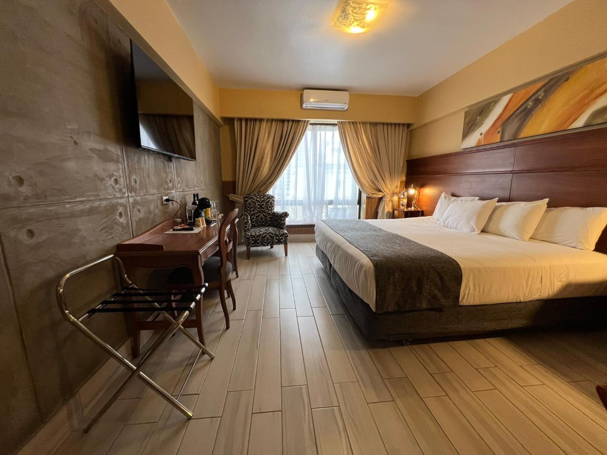 Executive Room - Photo 1
