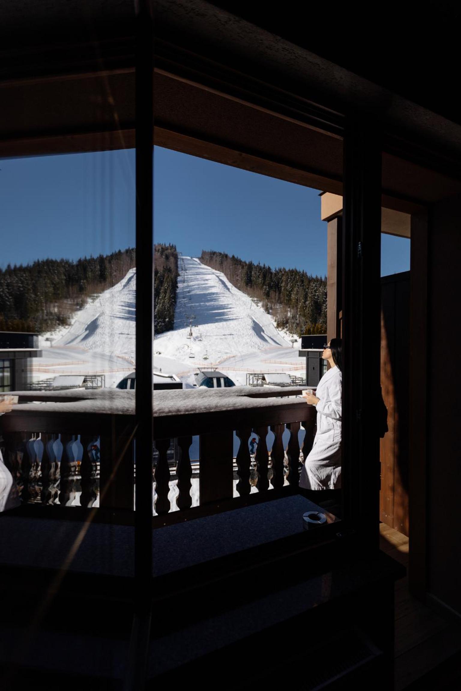 Suite with Mountain View and Spa Access photo 3