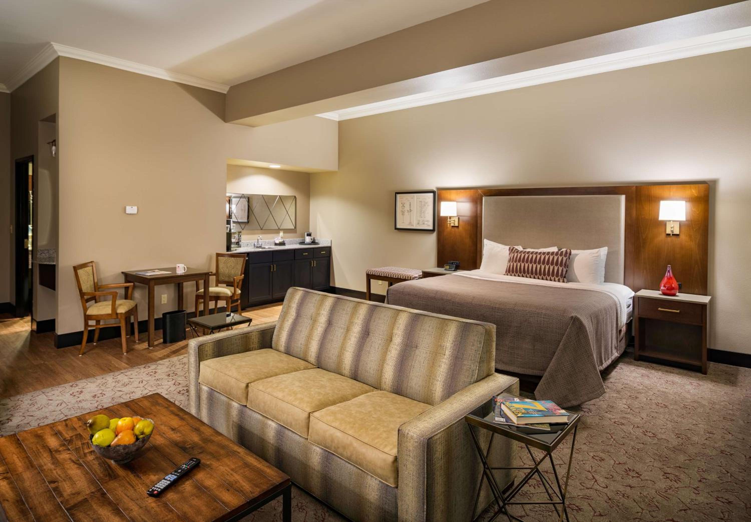One-Bedroom King Suite - Non-Smoking