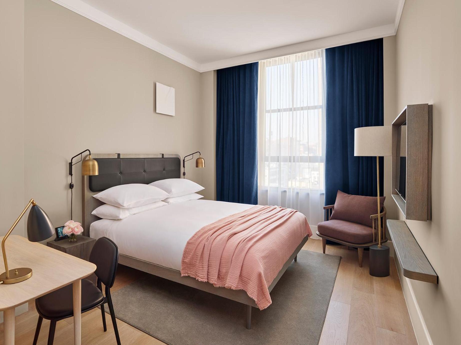 Queen Room photo 1