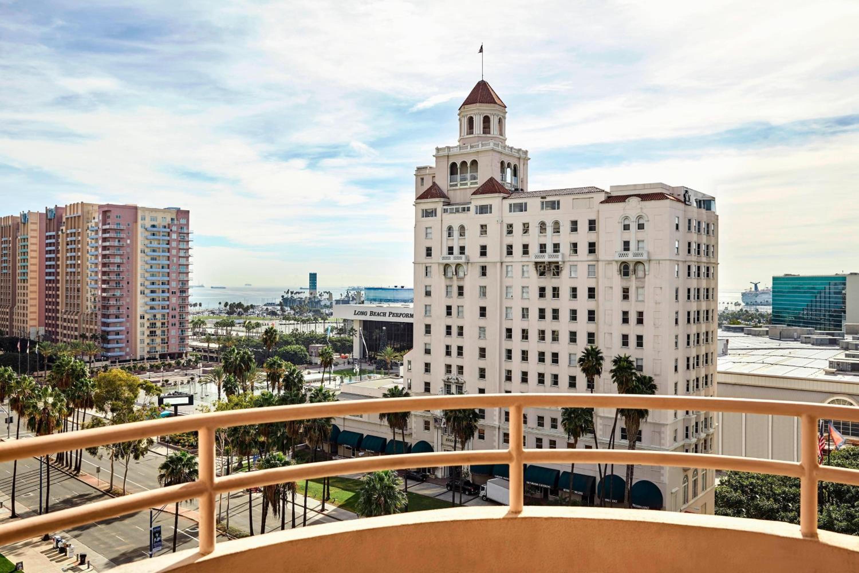 Guest room, 1 King, Harbor view, Corner room, Balcony - Photo 5