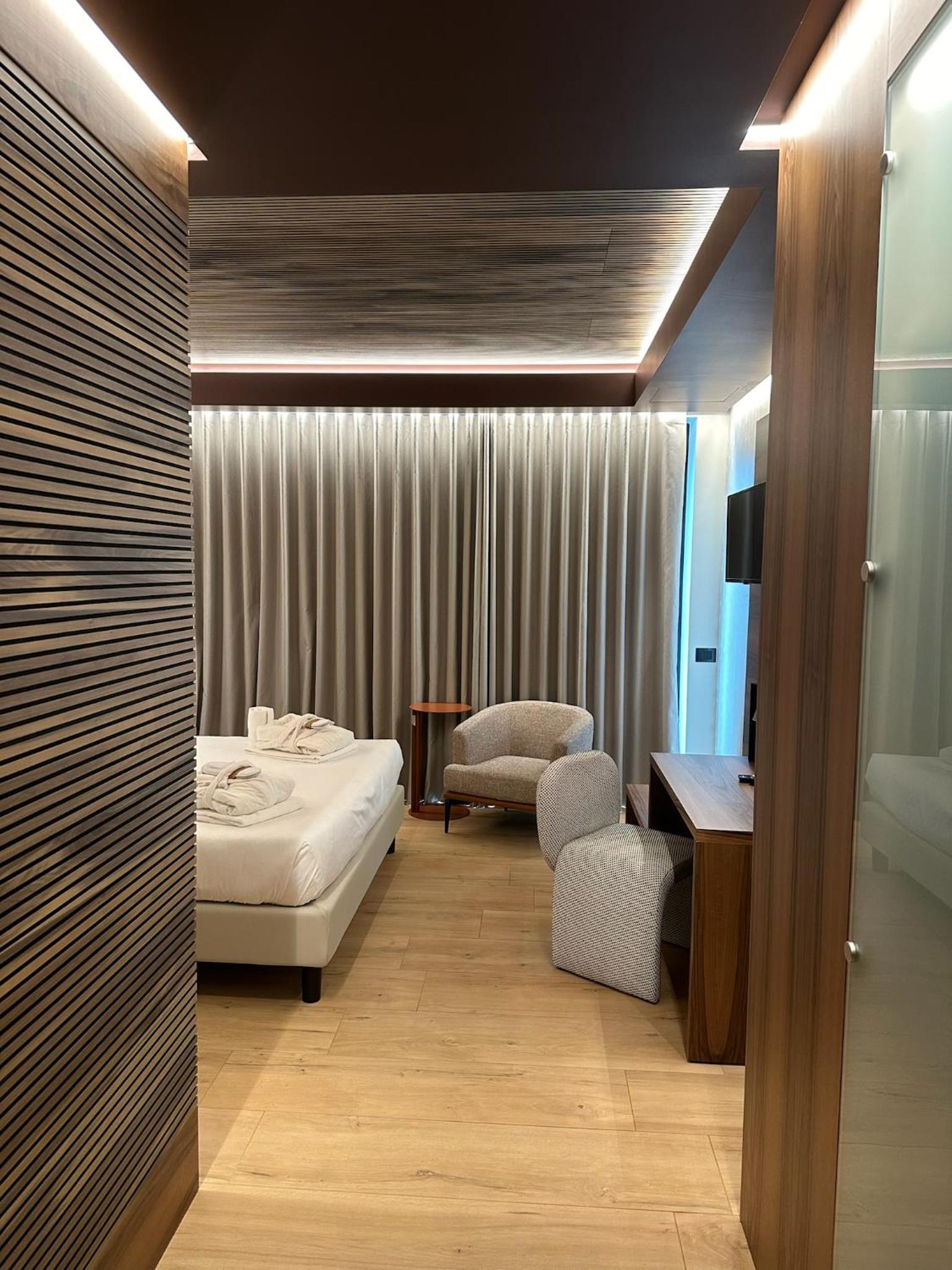 Executive Double Room with Balcony - First Floor - Photo 11
