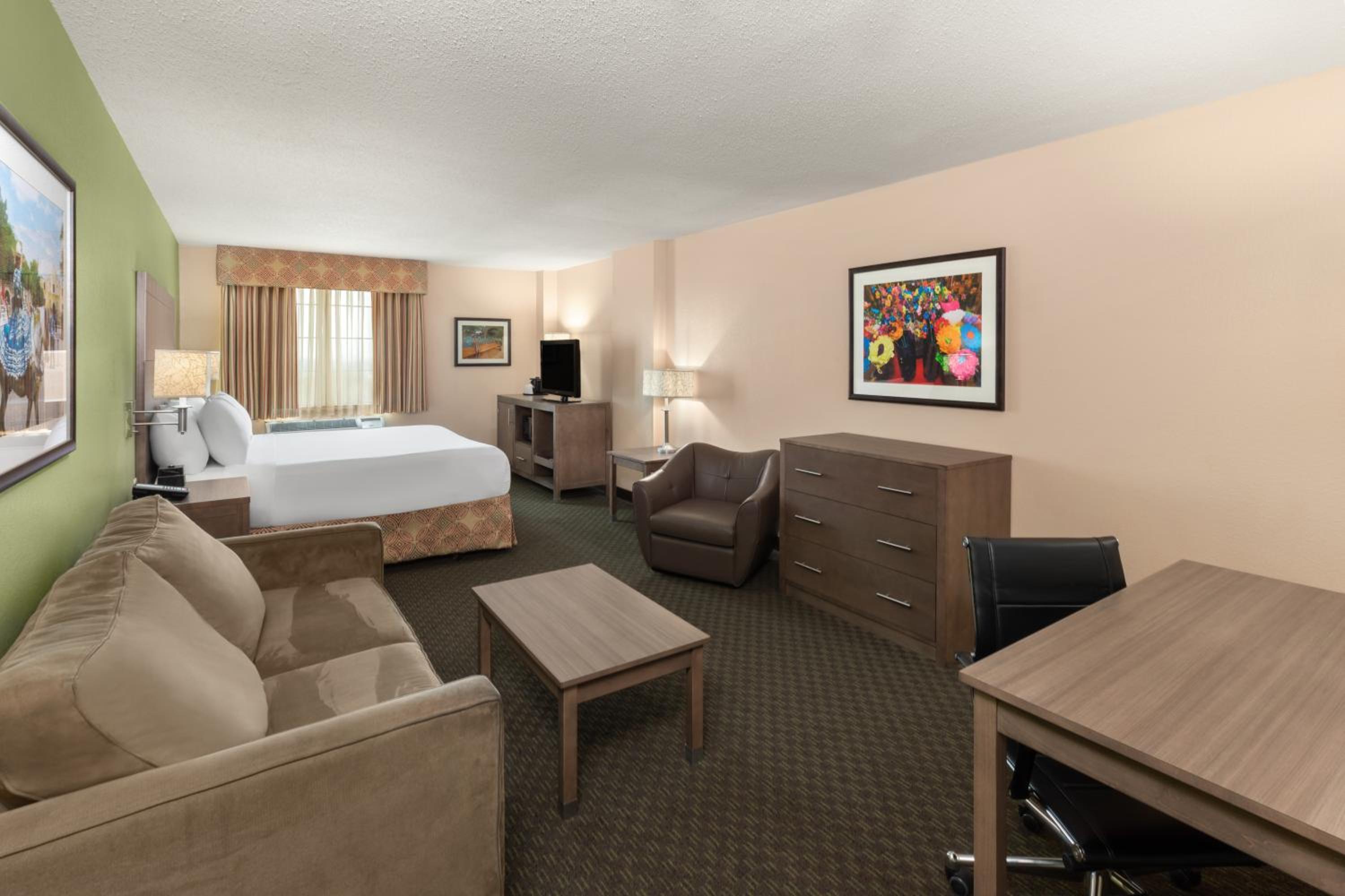 King Room with One King Bed and One Double Bed - City View/Non-Smoking - Photo 6