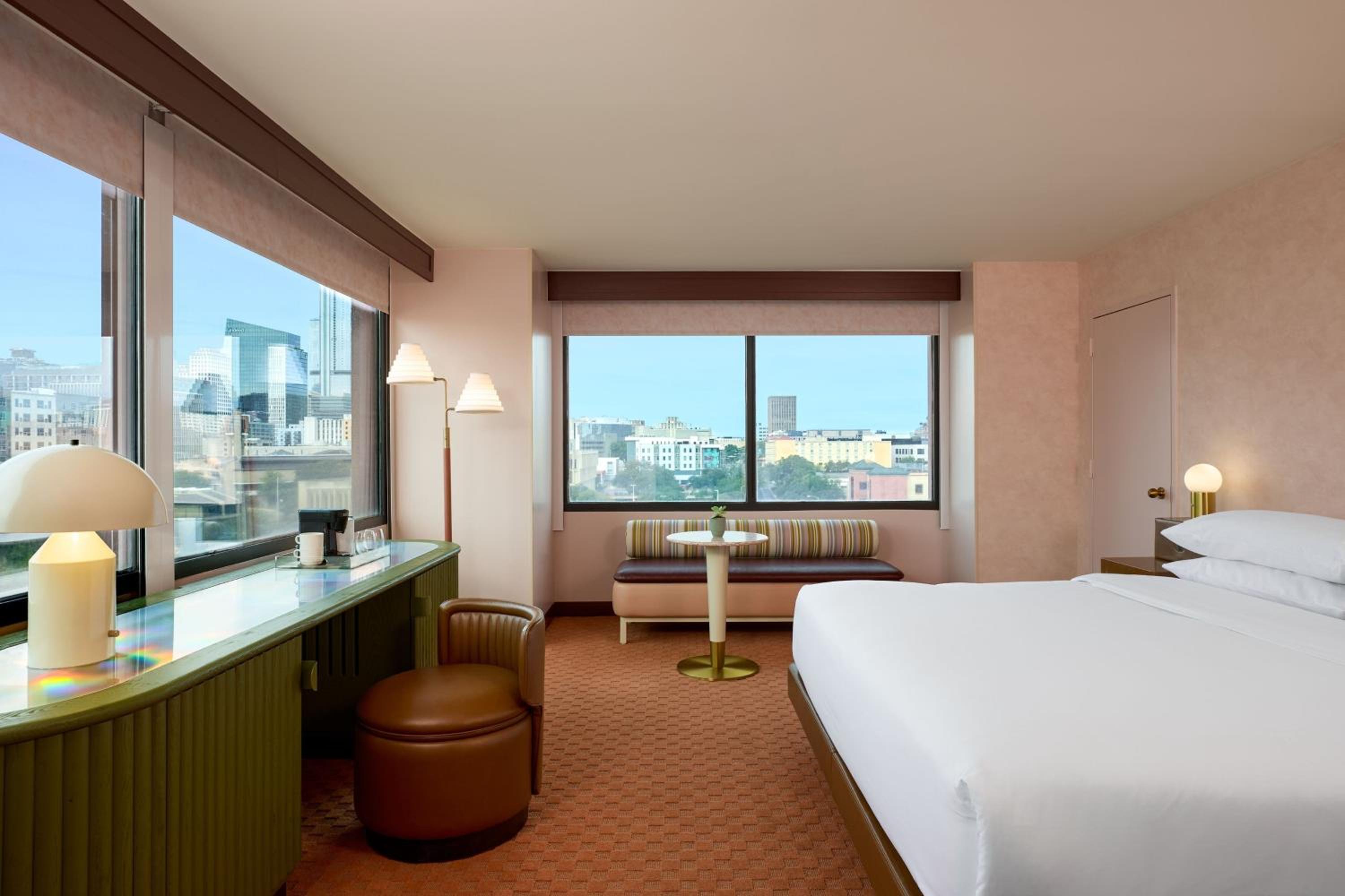 Deluxe Corner King Room - Photo 2