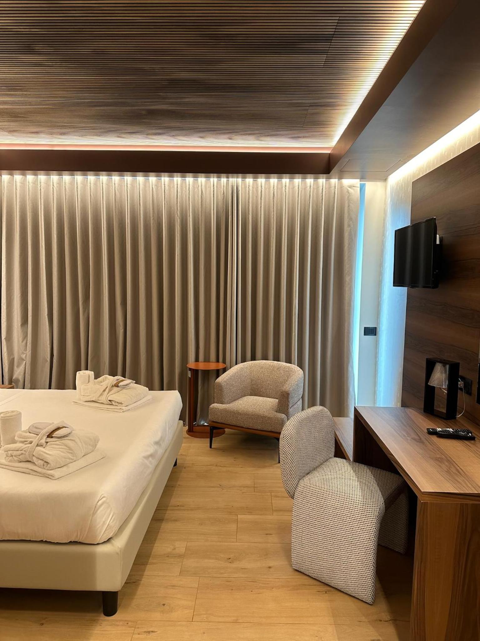 Executive Double Room with Balcony - First Floor - Photo 9