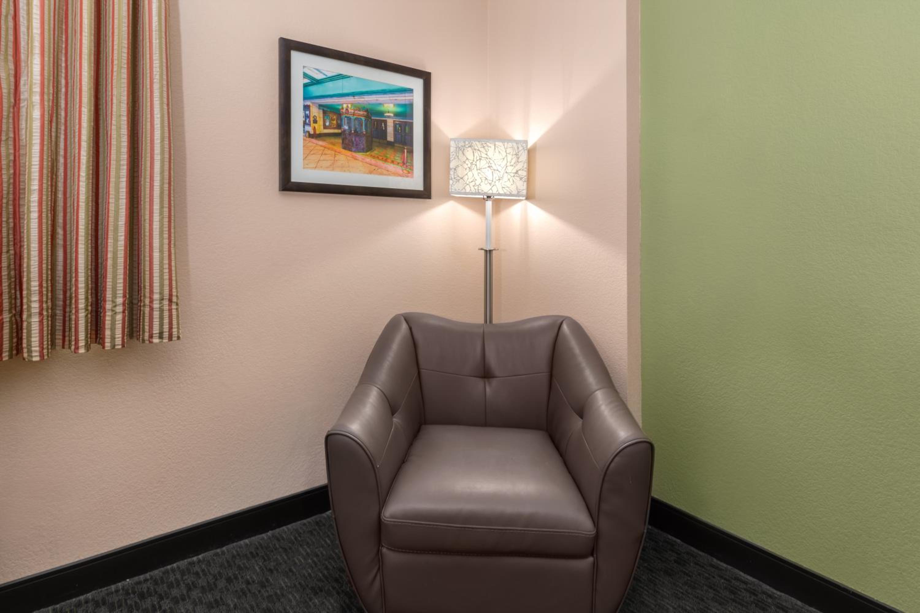 Deluxe King Room - Photo 5