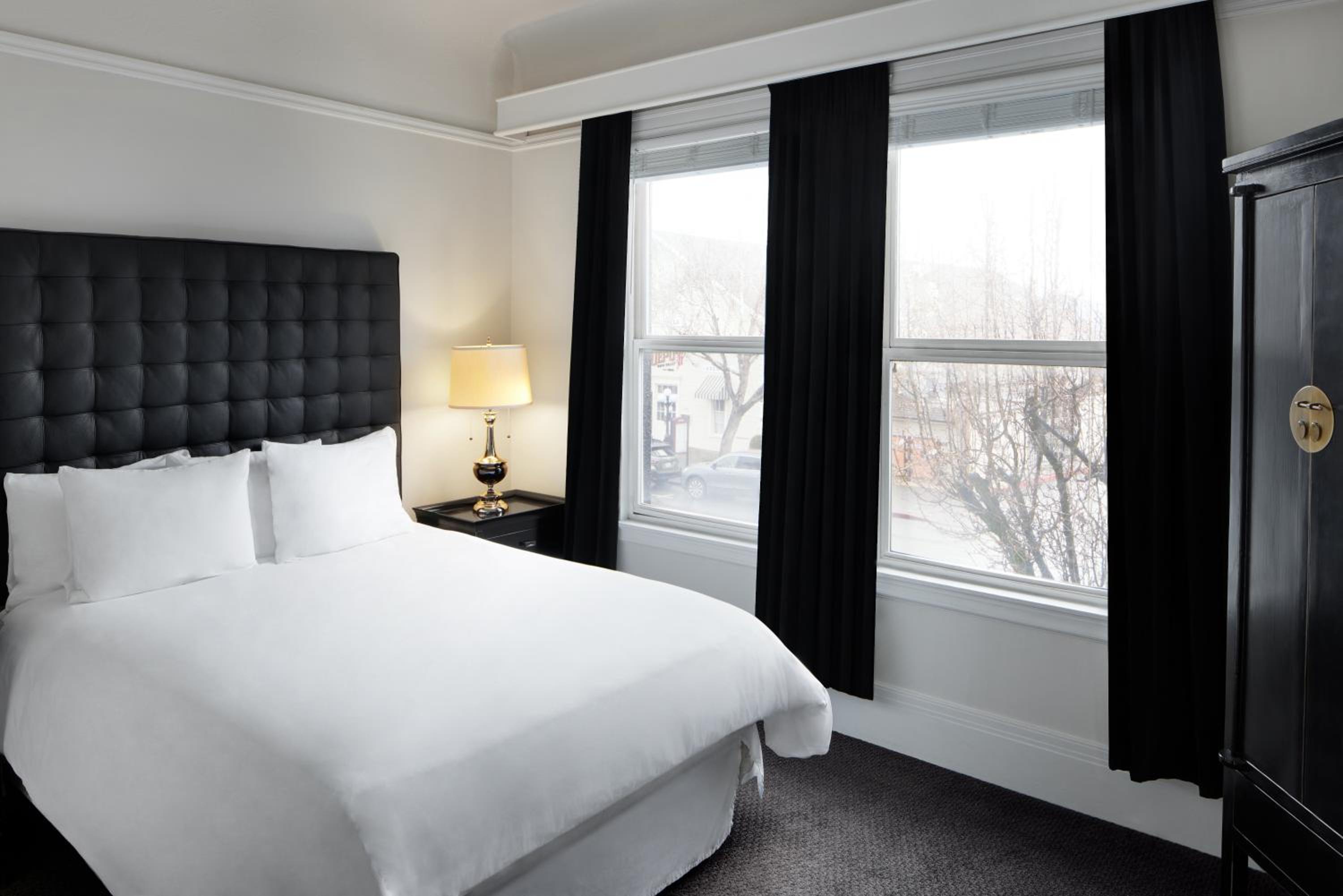 Suite with Balcony - Photo 2