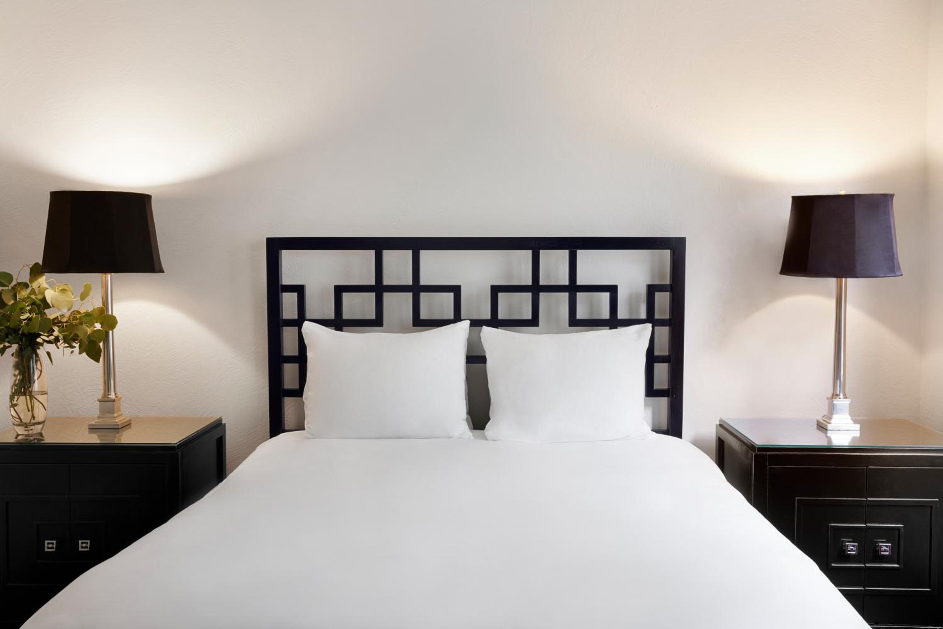 Hall Queen Jr Suite