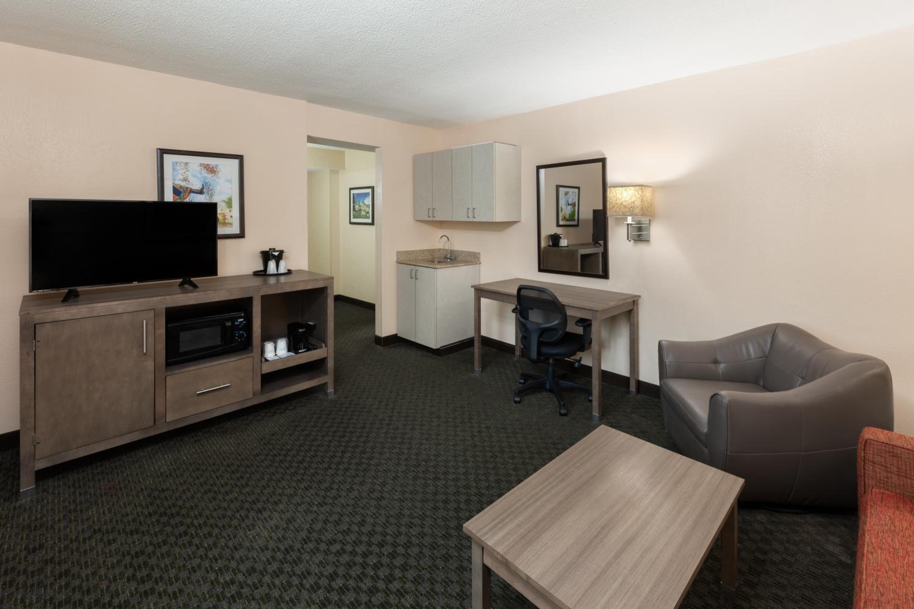 Two-Bedroom Suite with One King Bed and One Double Bed - Non-Smoking - Photo 5