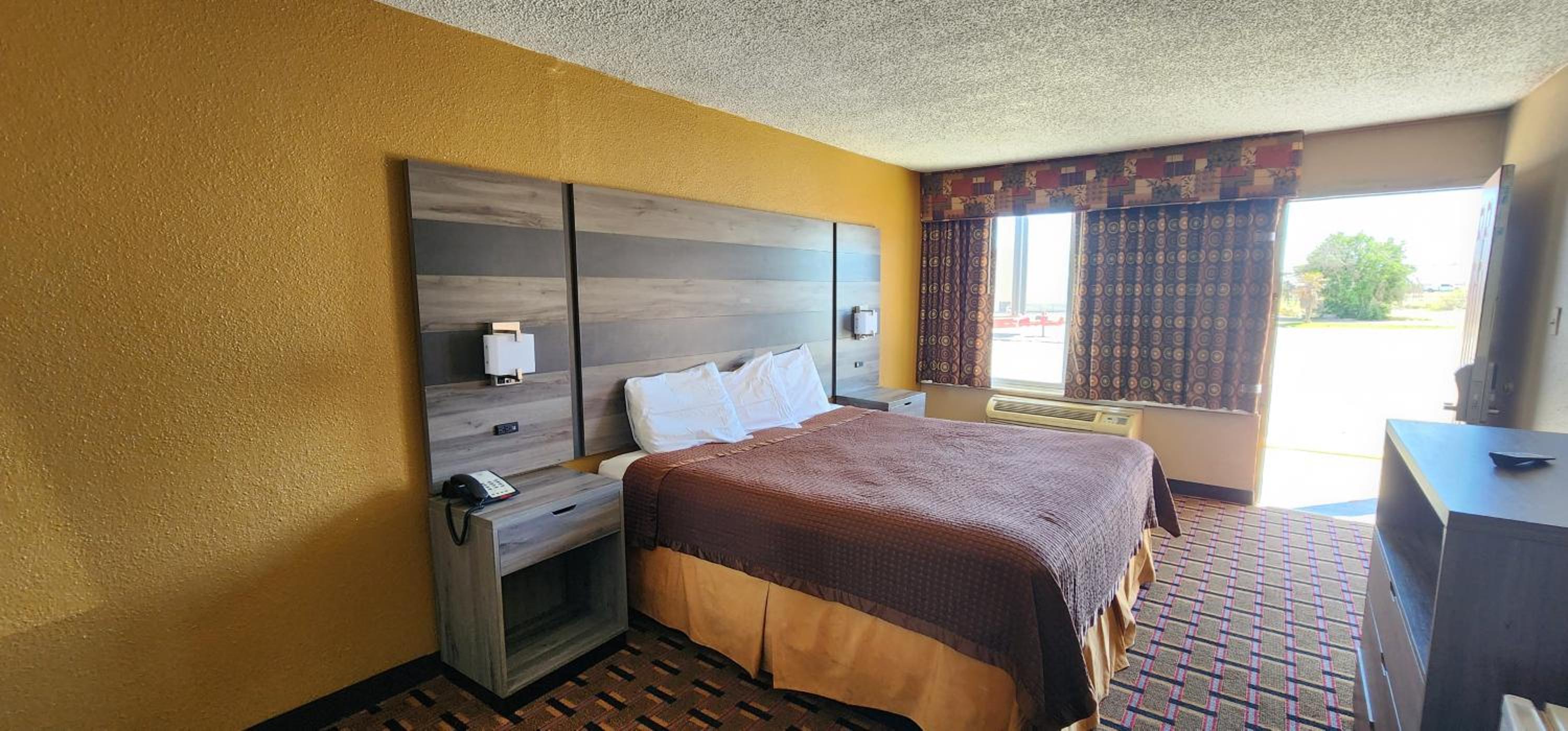 King Room - Non-Smoking - Photo 5