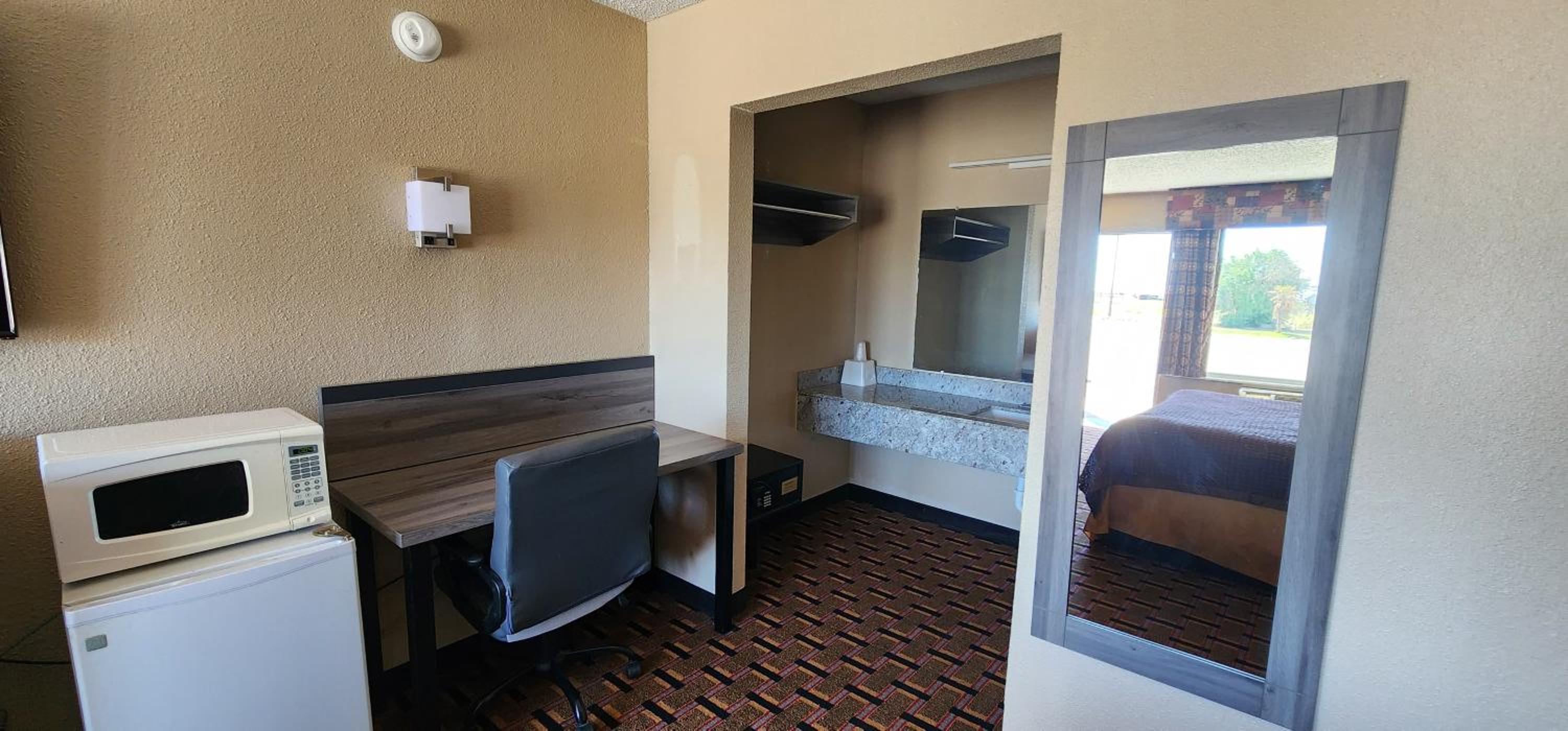 Double Room with Two Double Beds - Smoking - Photo 2