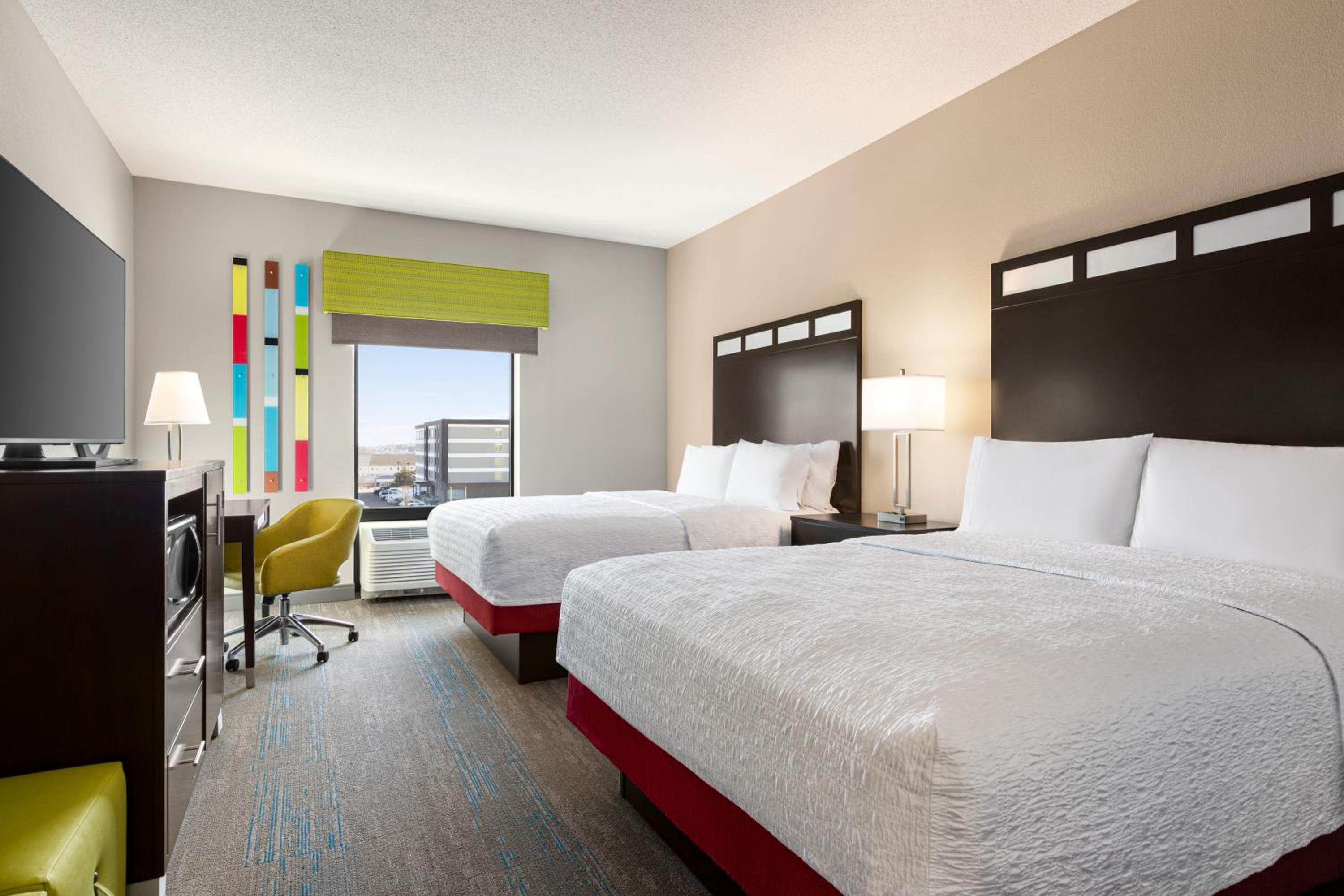 Queen Room with Two Queen Beds - Non-Smoking photo 3