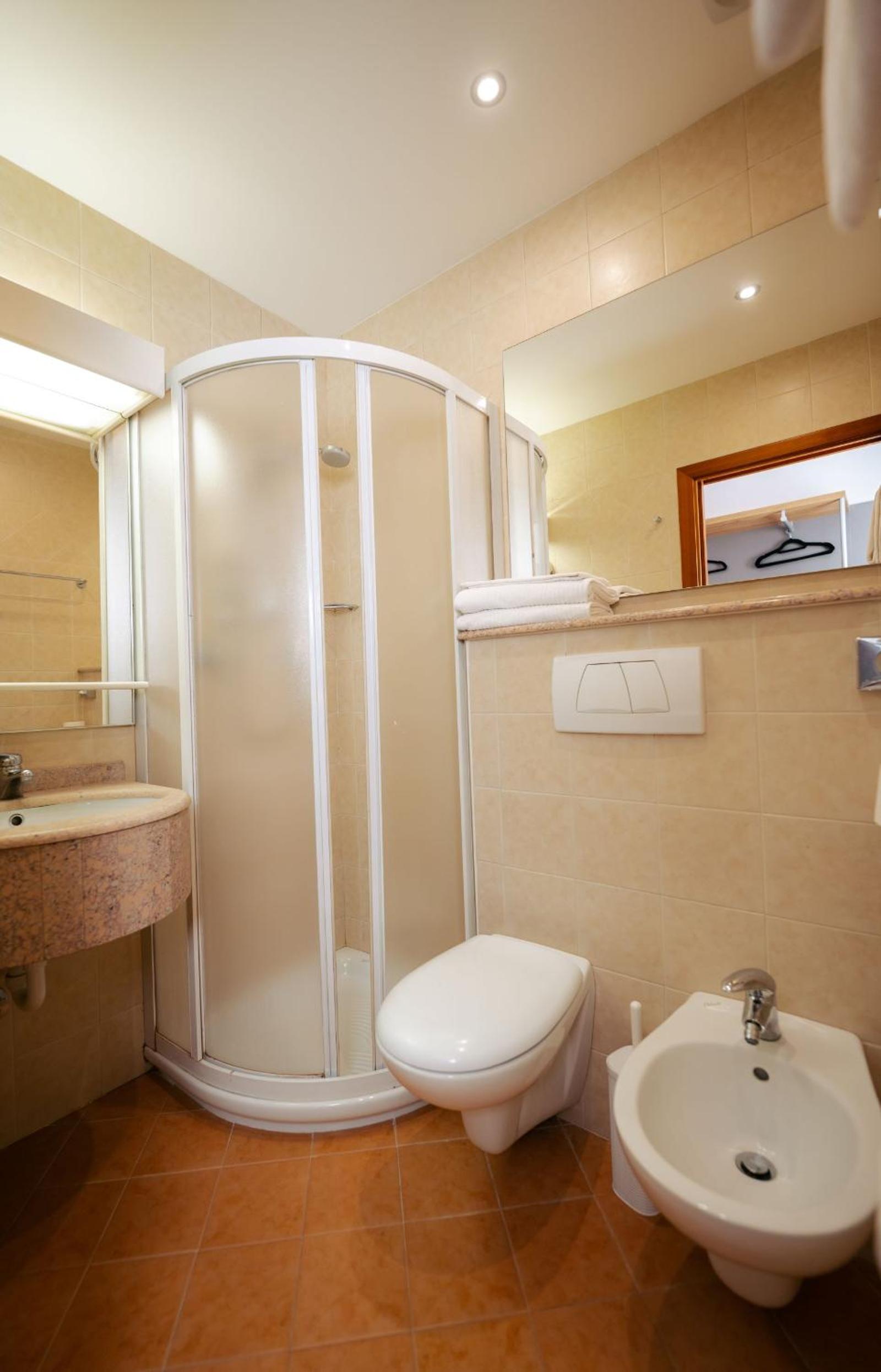 Standard Double or Twin Room - Photo 4