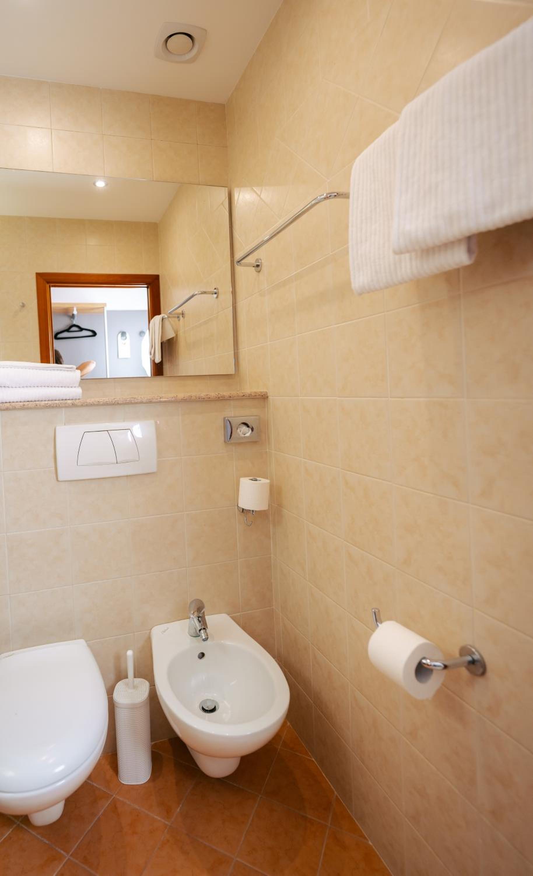 Standard Double or Twin Room - Photo 2
