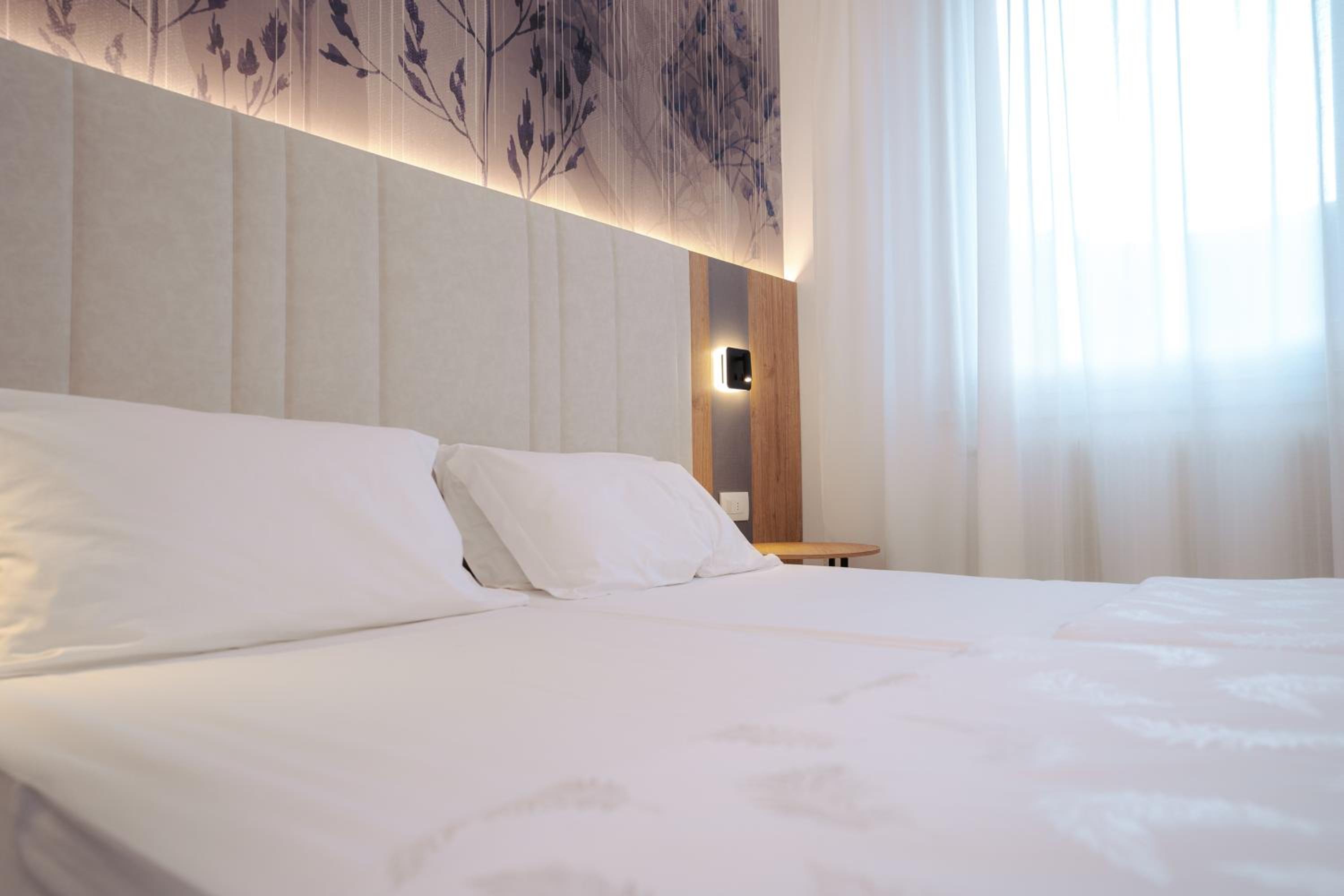 Standard Double or Twin Room - Photo 3