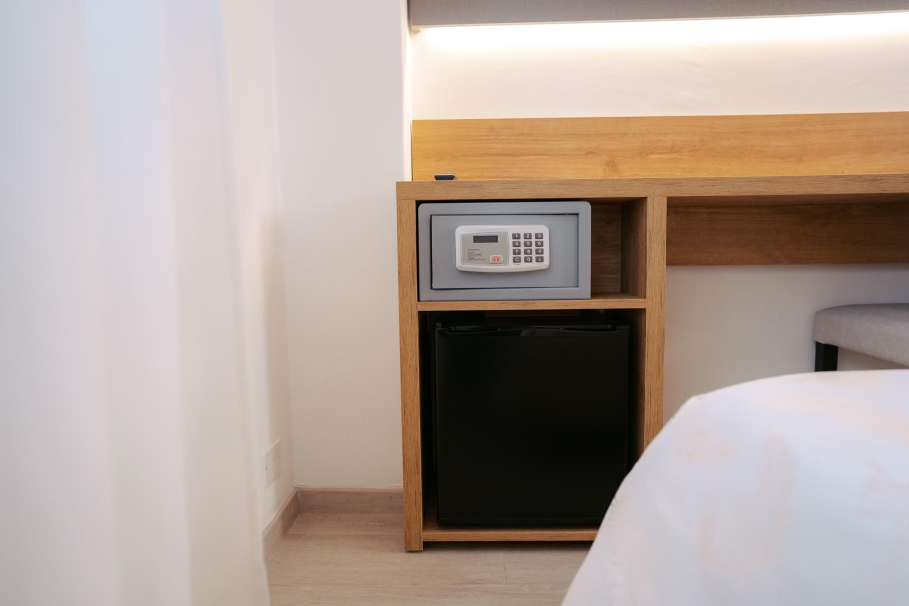 Standard Double or Twin Room - Photo 12