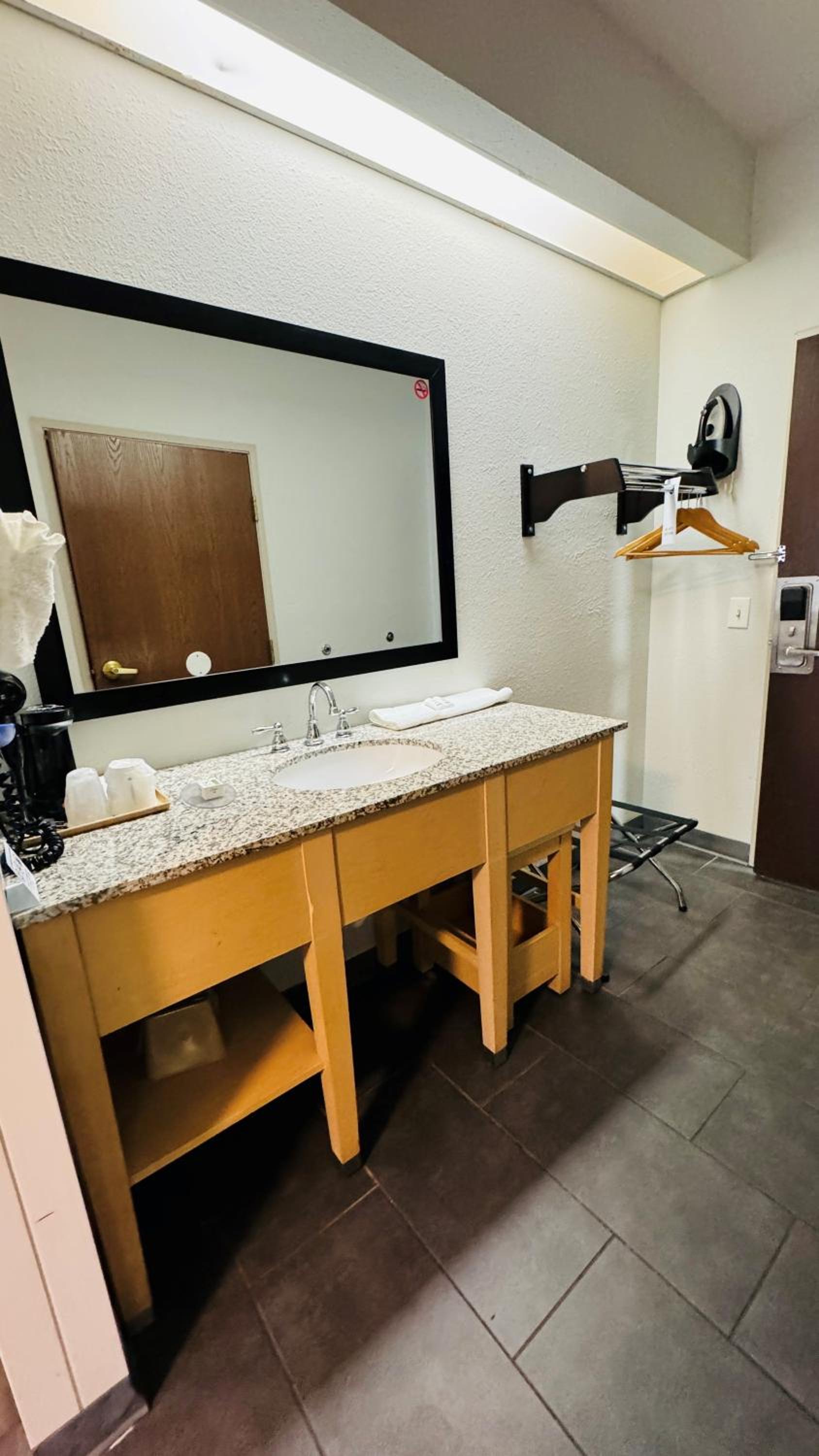 King Room - Disability Access/Non-Smoking - Photo 5