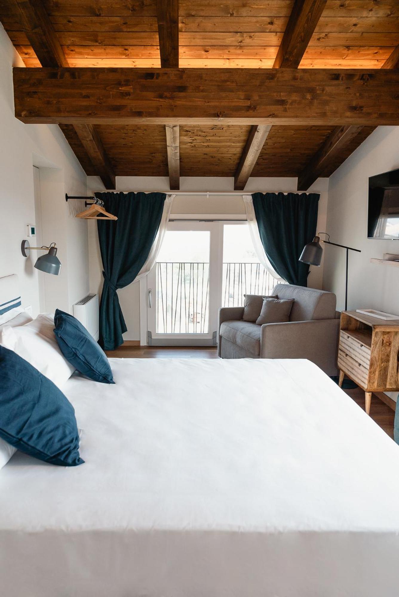 Deluxe Double Room with Extra Bed photo 1