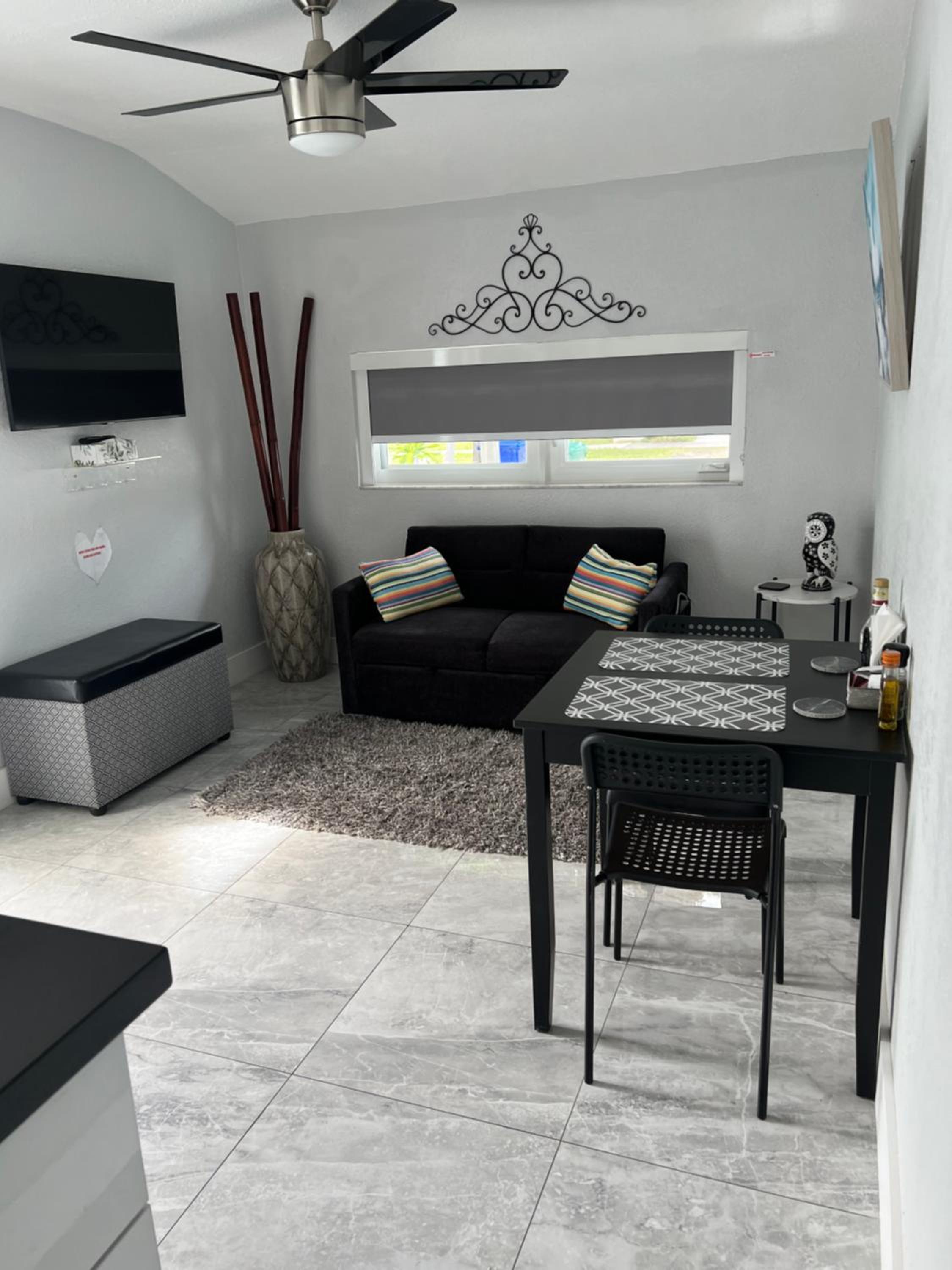 One-Bedroom Apartment photo 1