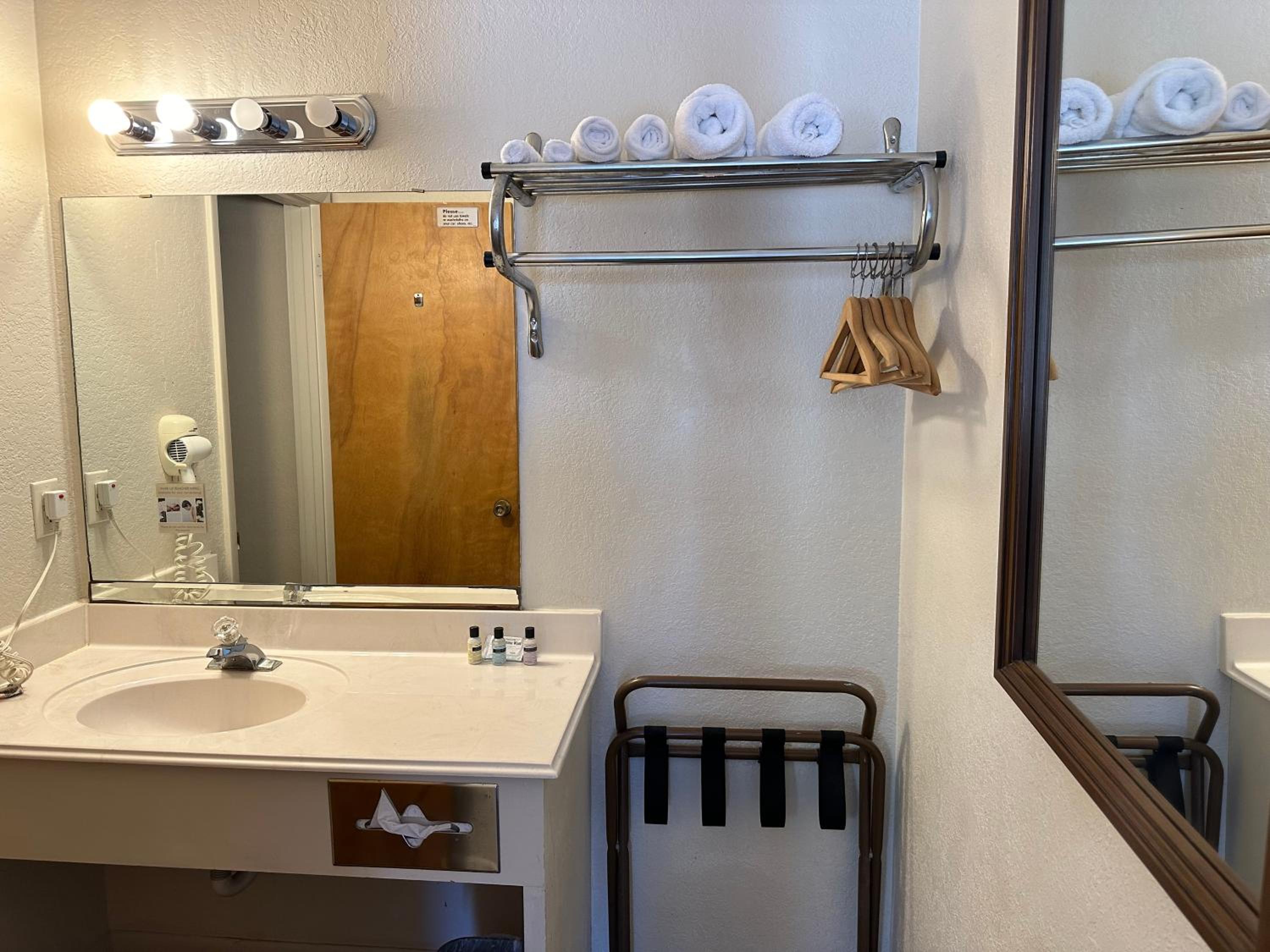 Queen Room - Photo 10