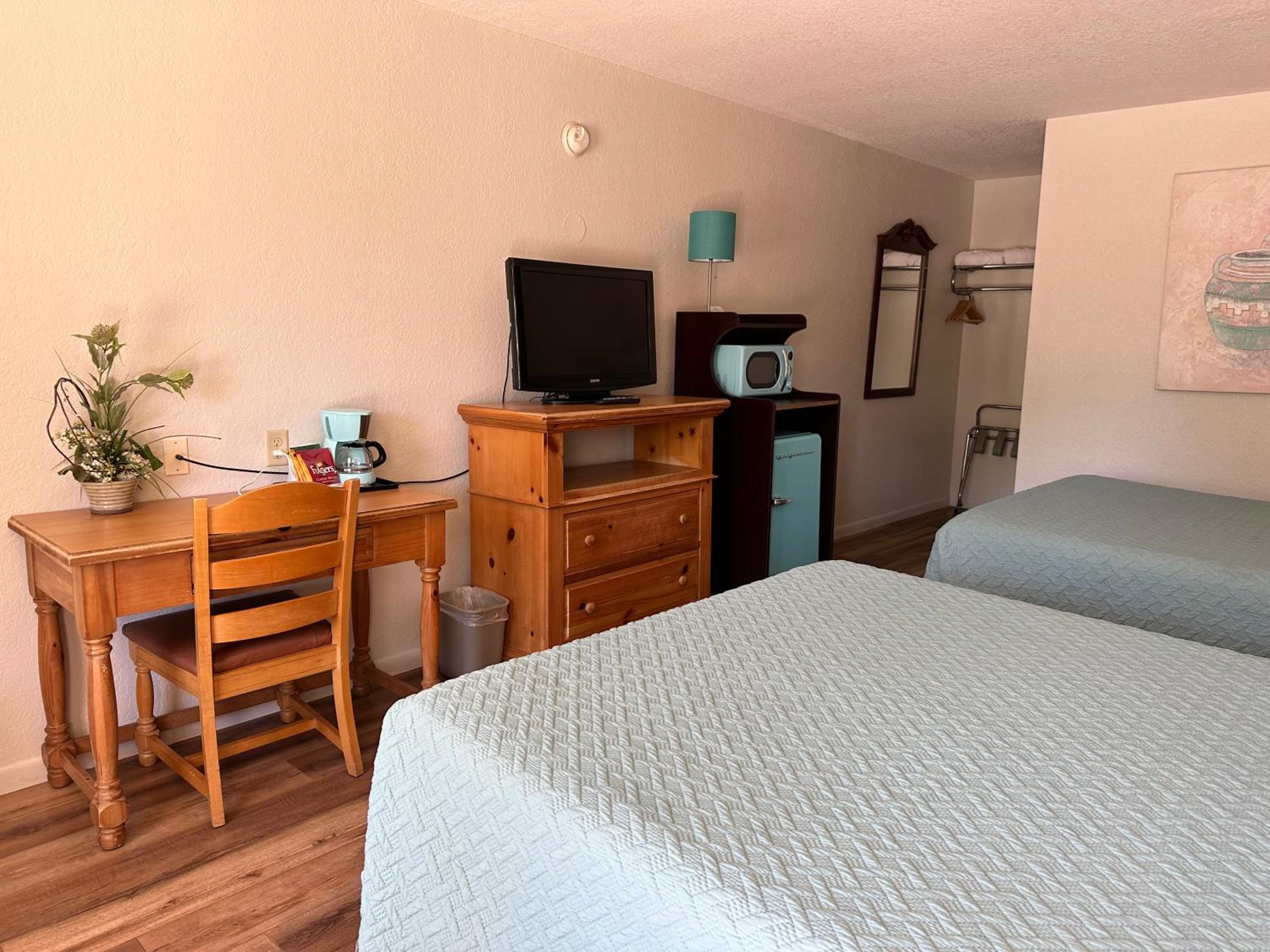 Queen Room with Two Queen Beds - Photo 19