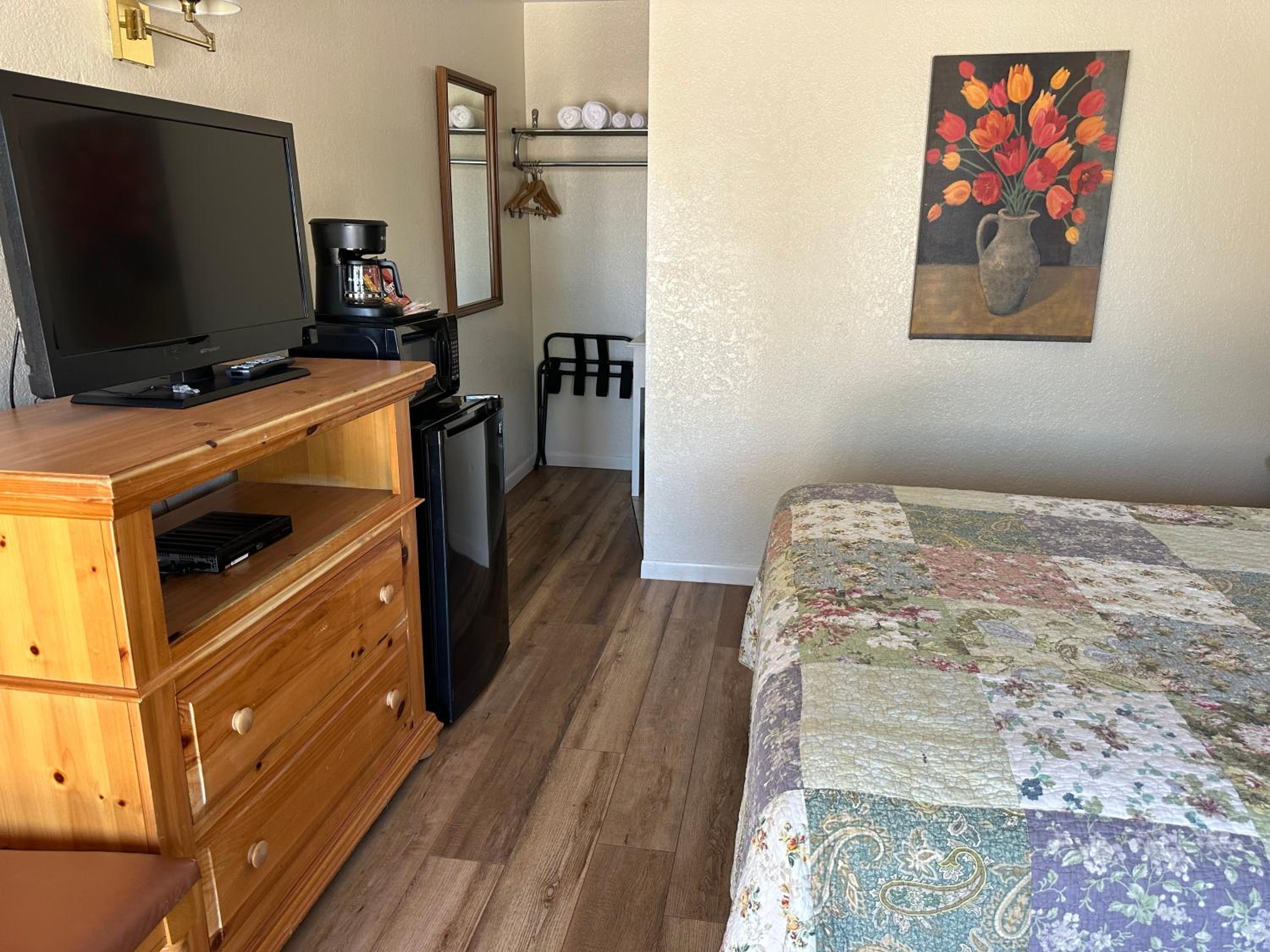 Queen Room - Photo 15