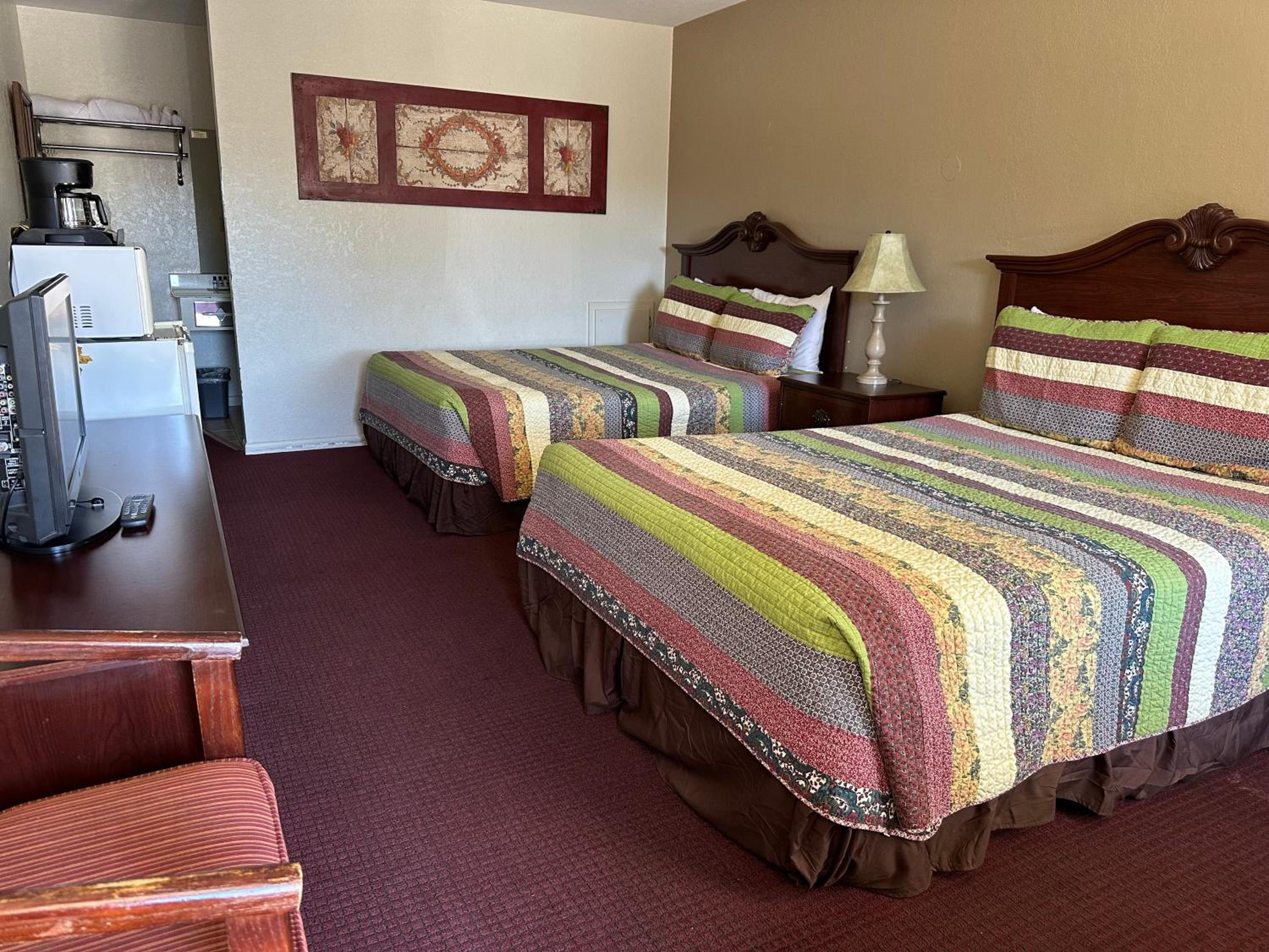 Queen Room with Two Queen Beds - Photo 17