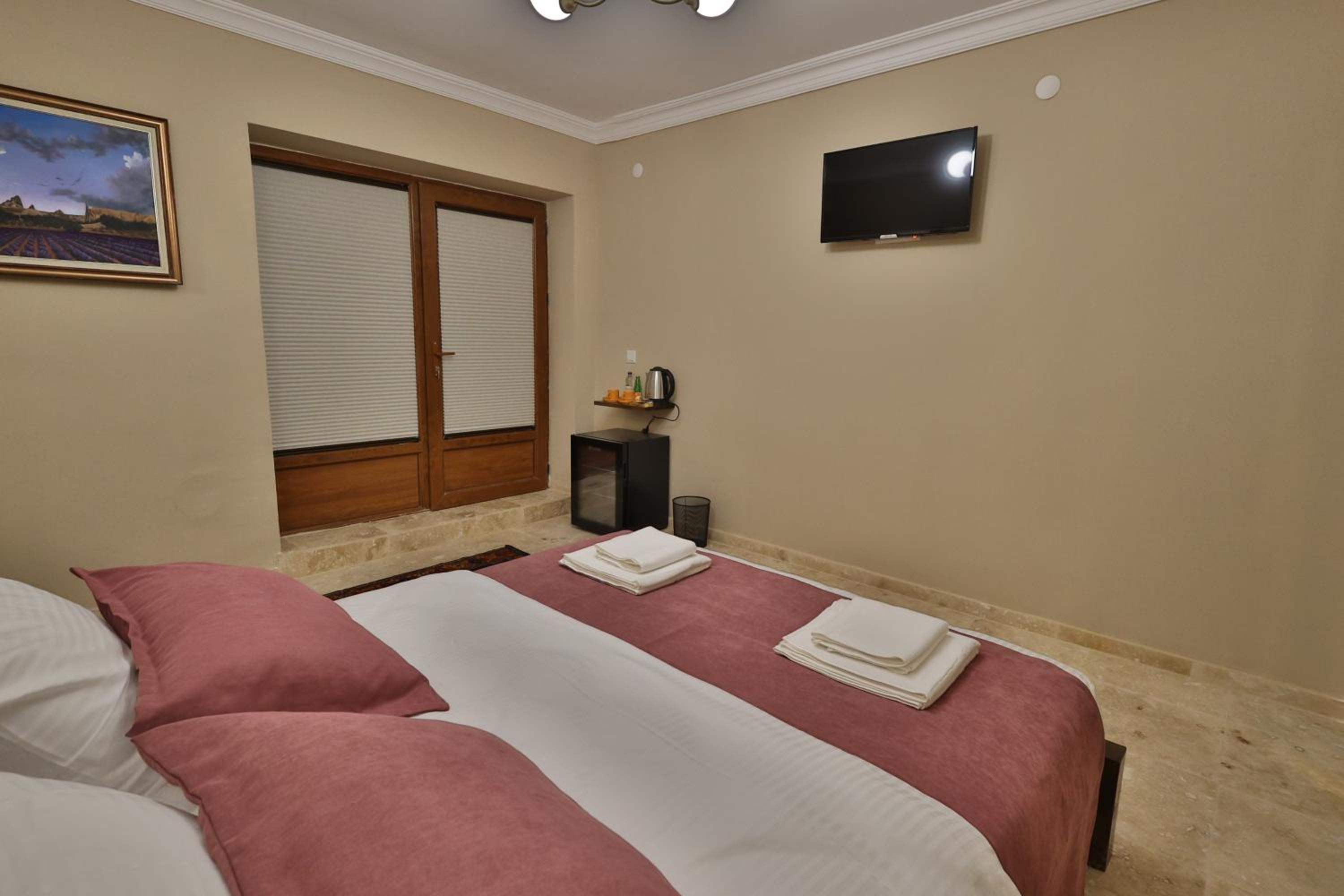 Queen Room with Balcony photo 1