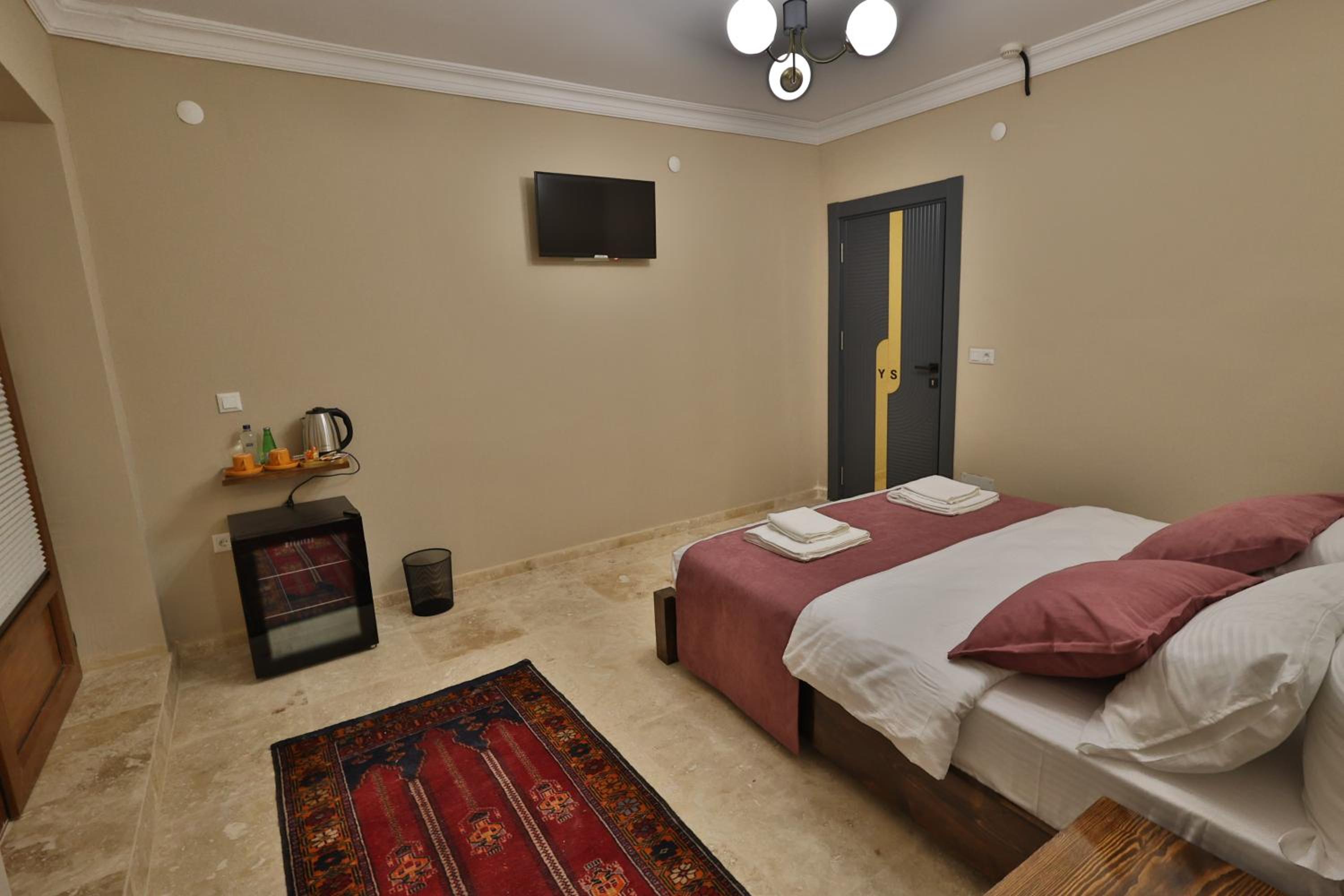 Queen Room with Balcony photo 2