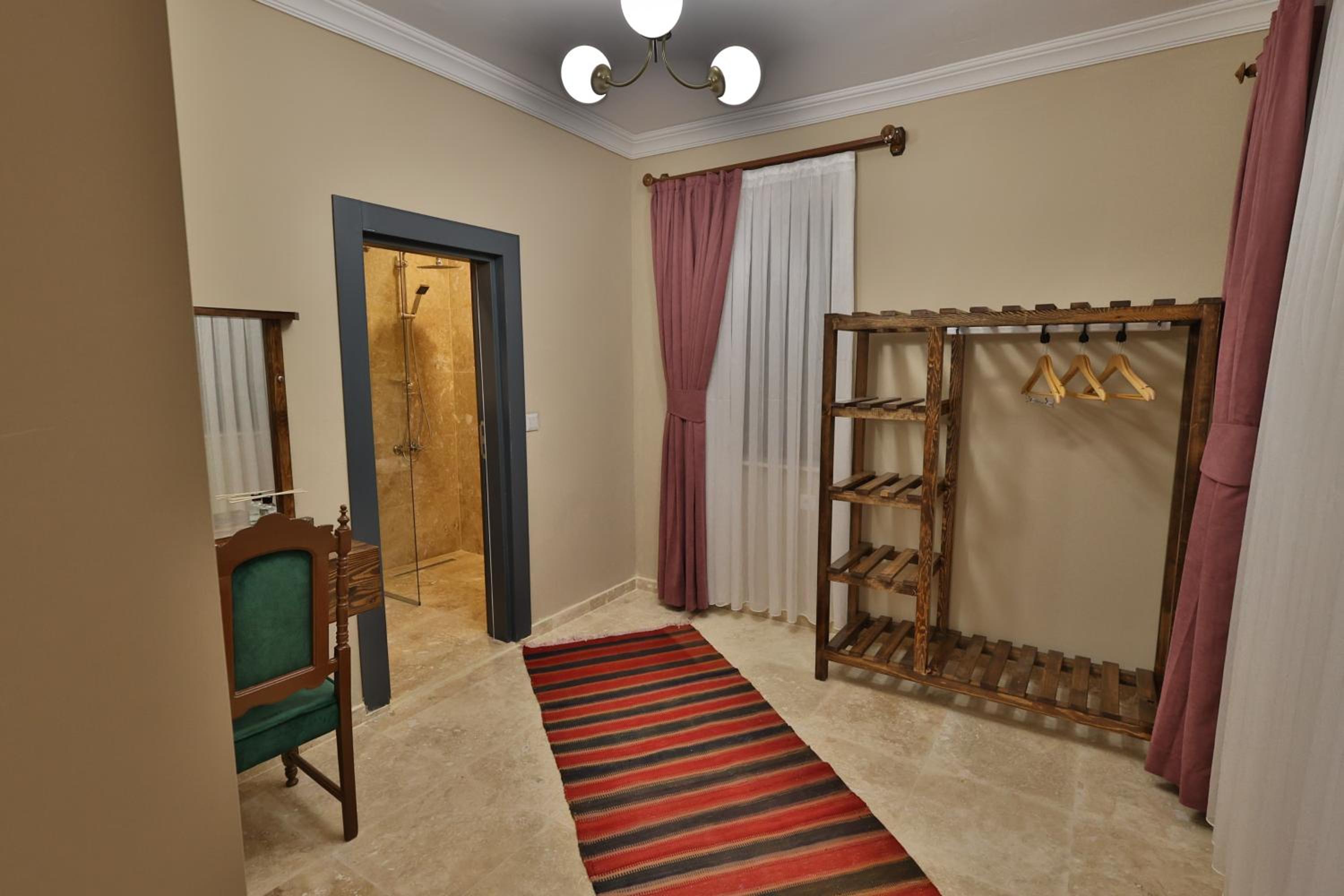 Queen Room with Balcony photo 3