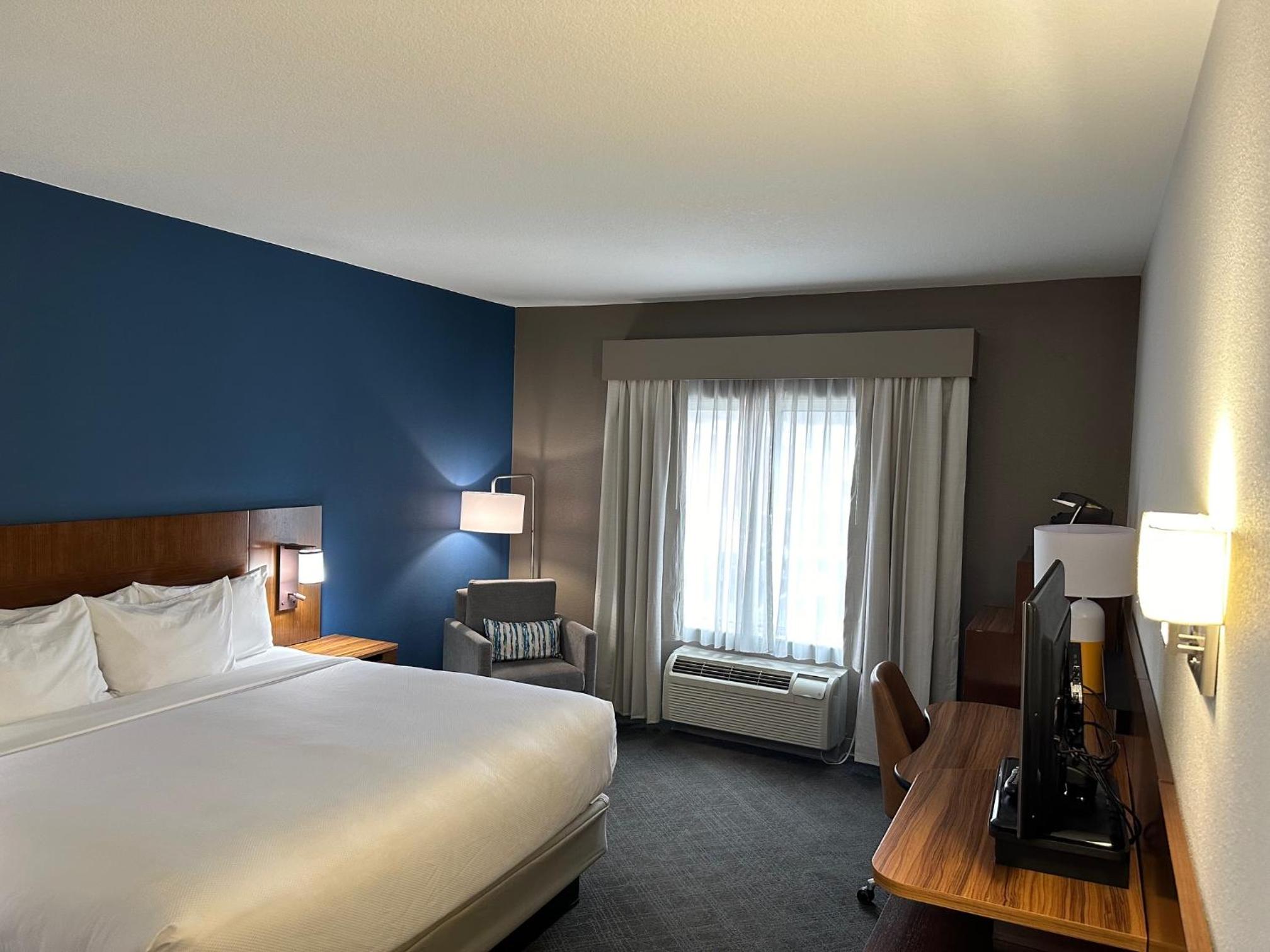 King Room - Non Smoking - Photo 3