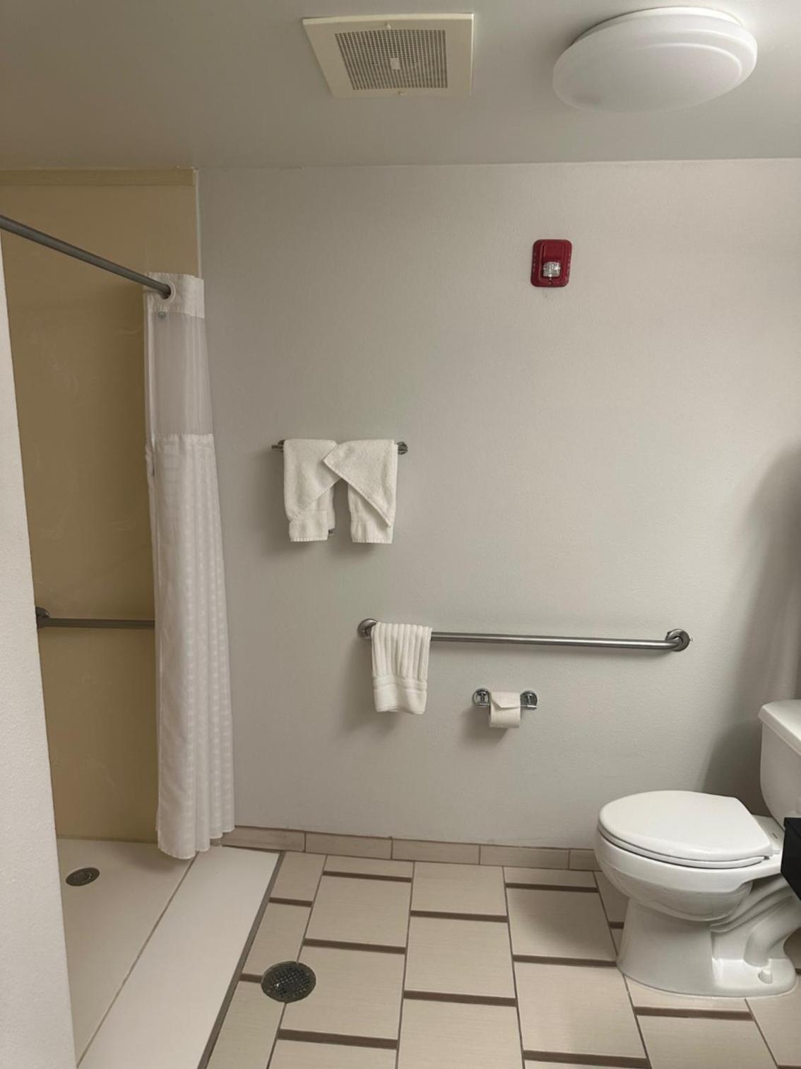 King Room with Roll-In Shower - Disability Access/Non Smoking - Photo 2
