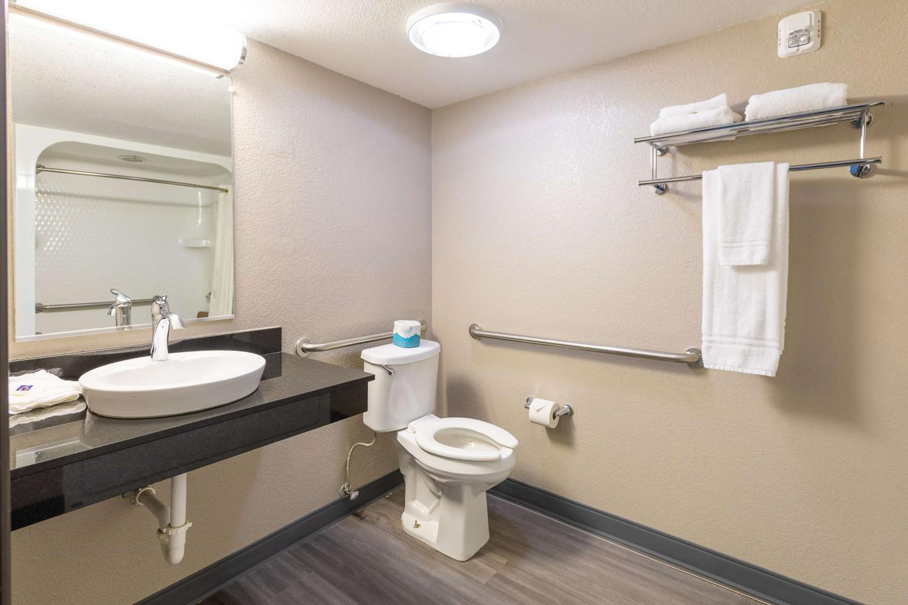 Queen Room - Disability Access - Non-Smoking - Photo 3