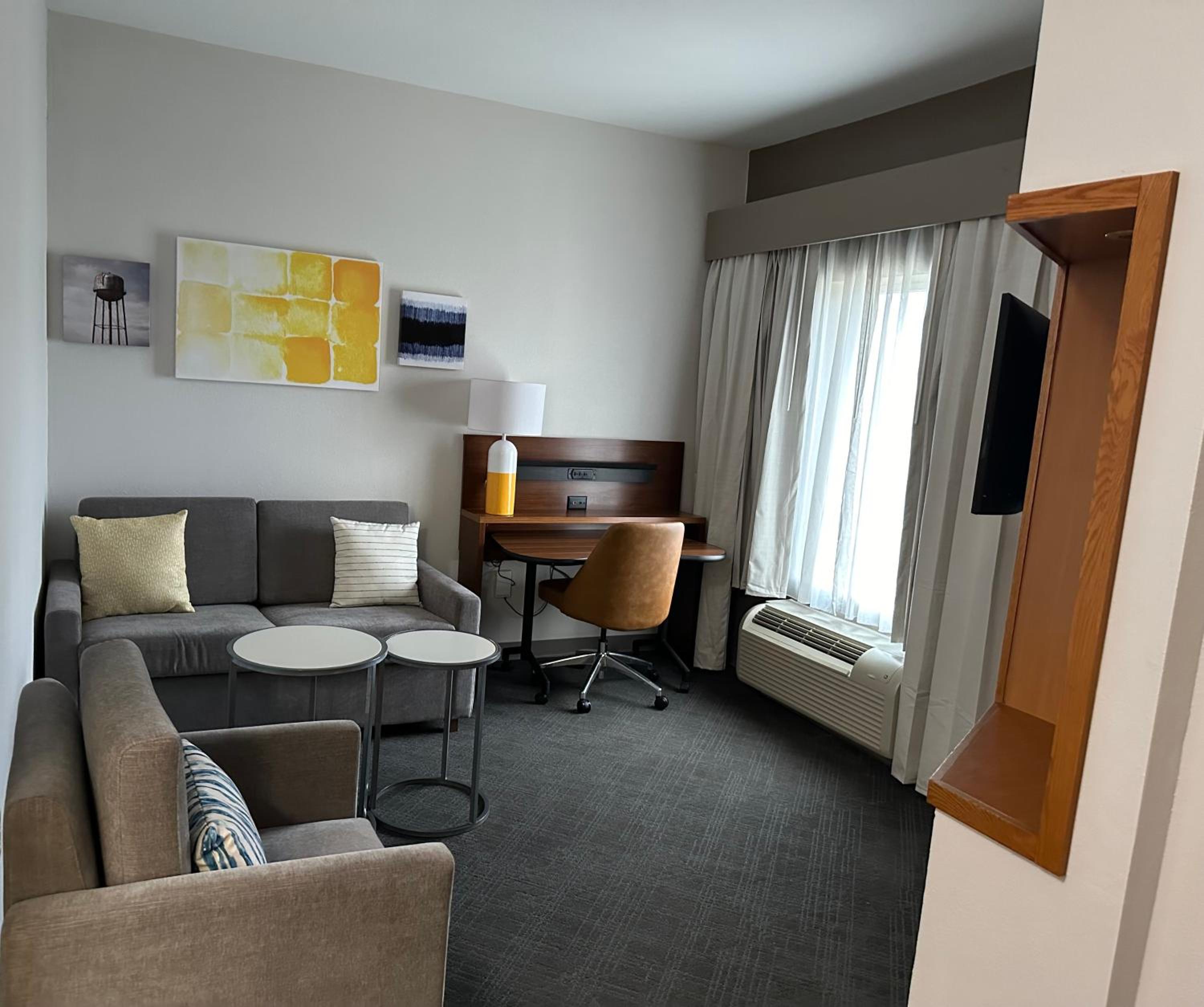 1 Bedroom King Suite - Non Smoking - Photo 2