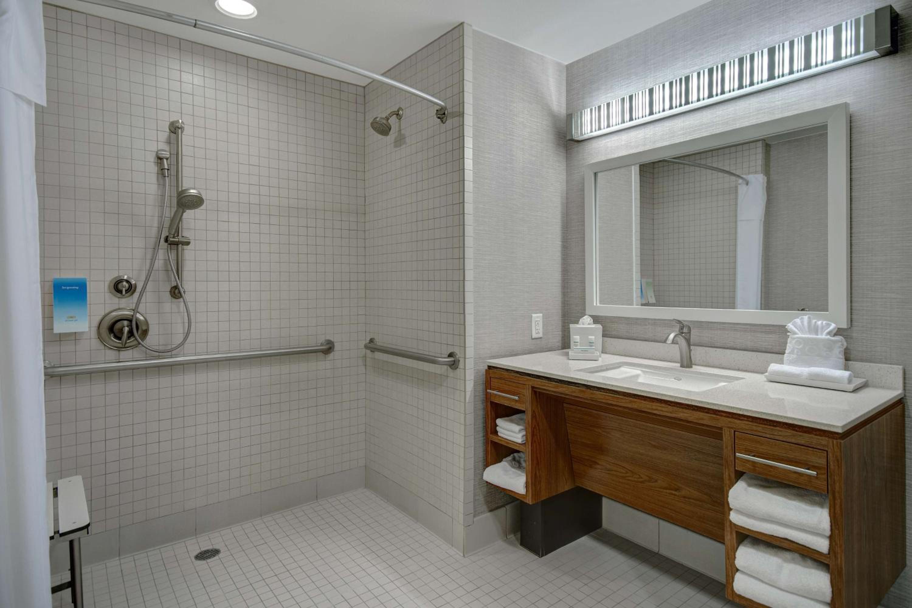 King Suite with Roll-In Shower - Mobility and Hearing Access/Non-Smoking photo 3