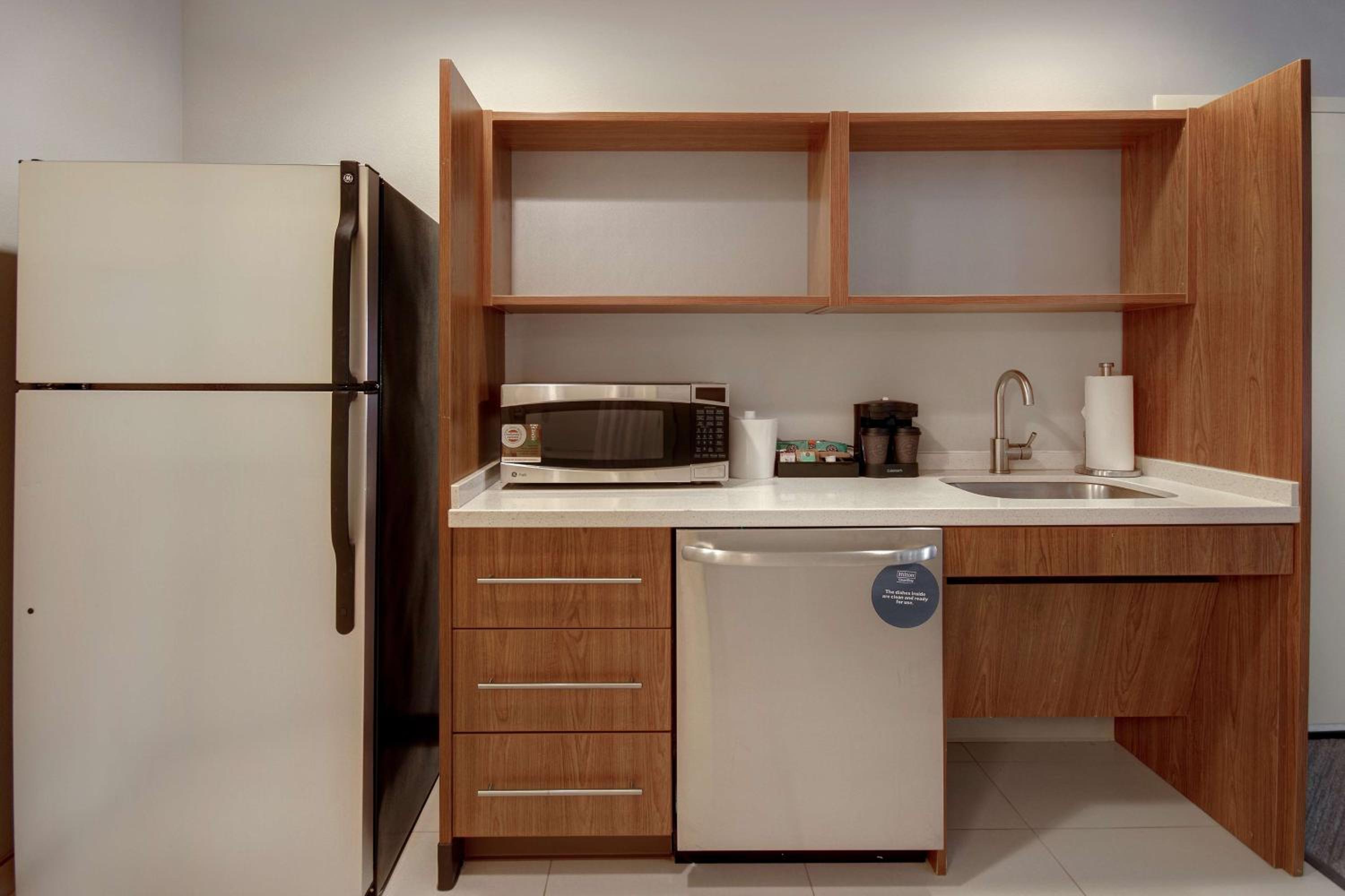King Suite with Roll-In Shower - Mobility and Hearing Access/Non-Smoking photo 2